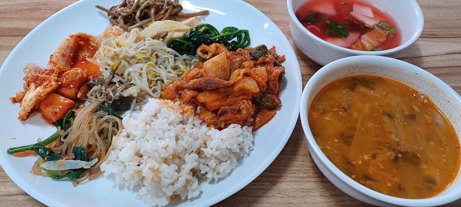 서울 마포구 현석동의 ‘밤섬한식뷔페’. 1인 가격은 1만1000원. 김도언 작가 제공