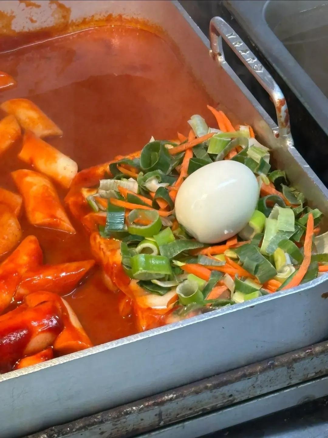 “비닐째 넣은 거 아냐?”…포장마차 떡볶이 논란