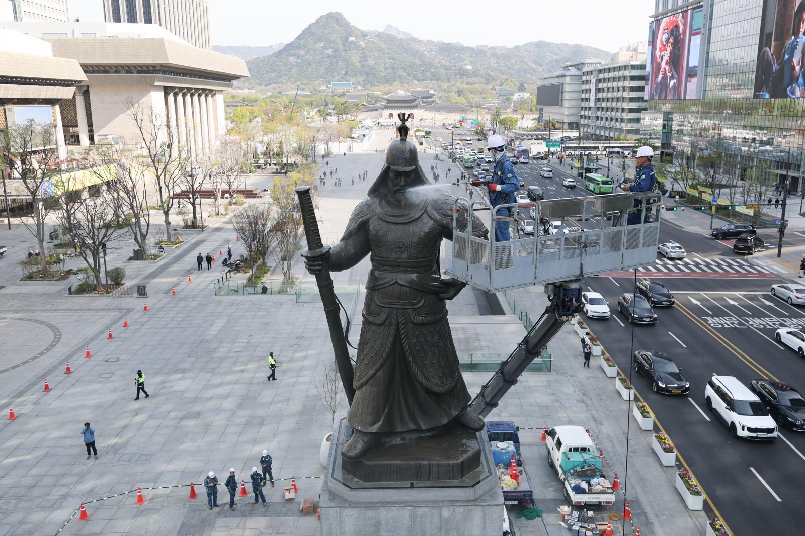 완연한 봄날씨를 보이고 있는 14일 오전 서울 종로구 광화문광장에서 서울시 관계자들이 이순신 장군 동상을 세척하고 있다. 2026.04.14 뉴시스
