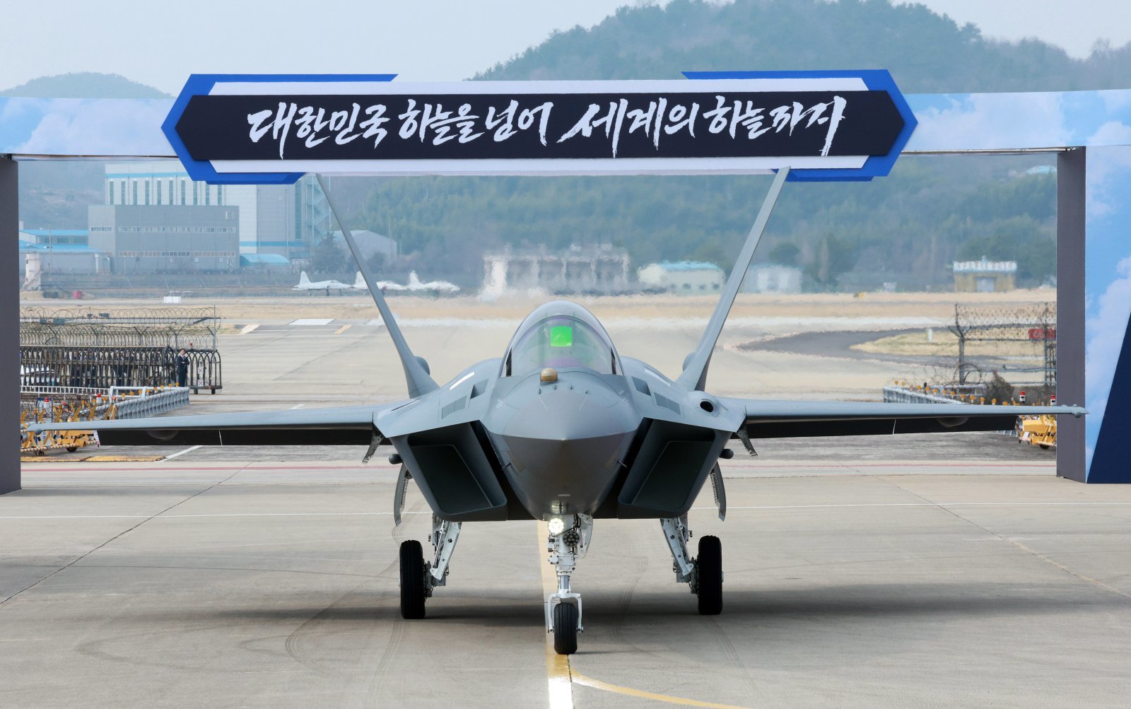 25일 경남 사천 한국항공우주산업(KAI)에서 이재명 대통령이 참석한 가운데 KF-21 양산 1호기가 공개되고 있다. 2026.03.25. [사천=뉴시스]