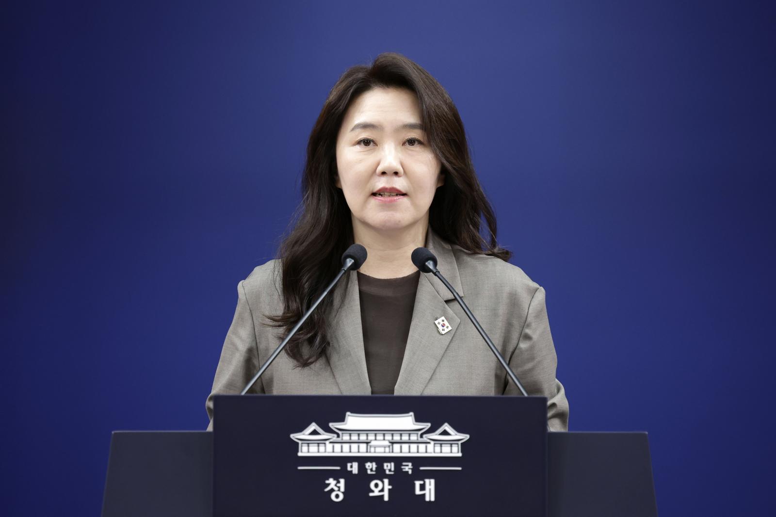 청와대 강유정 수석대변인이 지난달 13일 청와대에서 한-폴란드 정상회담 등 현안 관련 브리핑을 하고 있다. 뉴시스