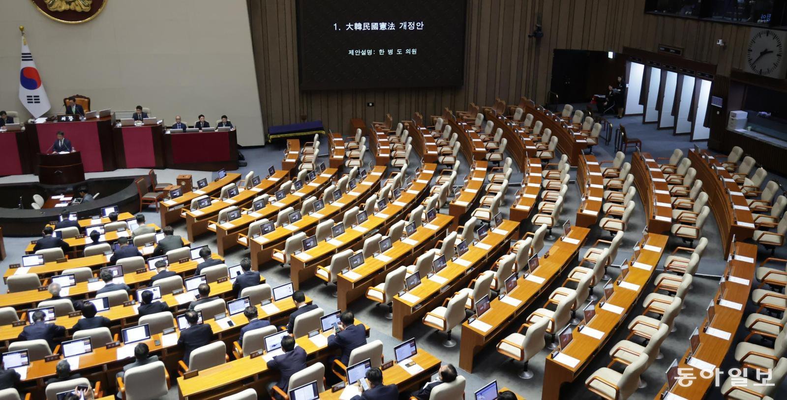 與 “불법계엄 두둔하며 개헌 방해” 국힘 “선거앞 정략적 추진 안돼”