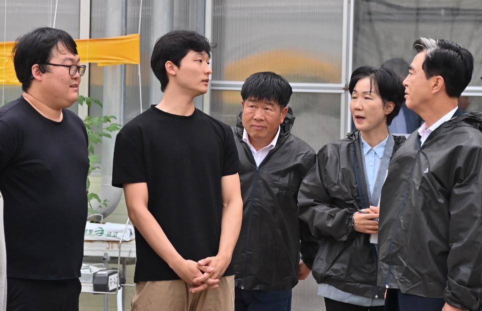 지난해 9월 김태흠 충남도지사(맨 오른쪽)가 당진시 친환경 스마트팜 농업 현장을 찾아 청년 농업인과 간담회를 하고 있다. 충남도 제공