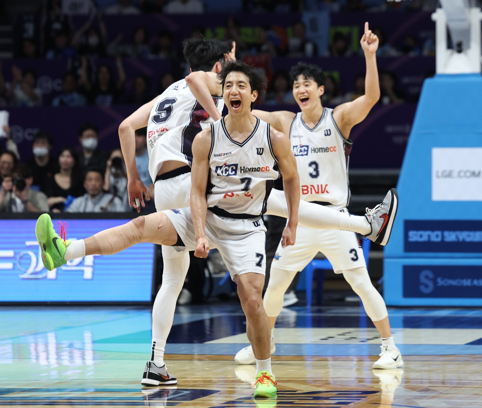 7일 경기 고양 소노 아레나에서 열린 ‘2025-2026 KBL 챔피언결정전 2차전’ 고양 소노 스카이거너스와 부산 KCC 이지스의 경기, KCC 허훈이 득점 후 허웅, 송교창과 기뻐하고 있다. 2026.05.07. 뉴시스
