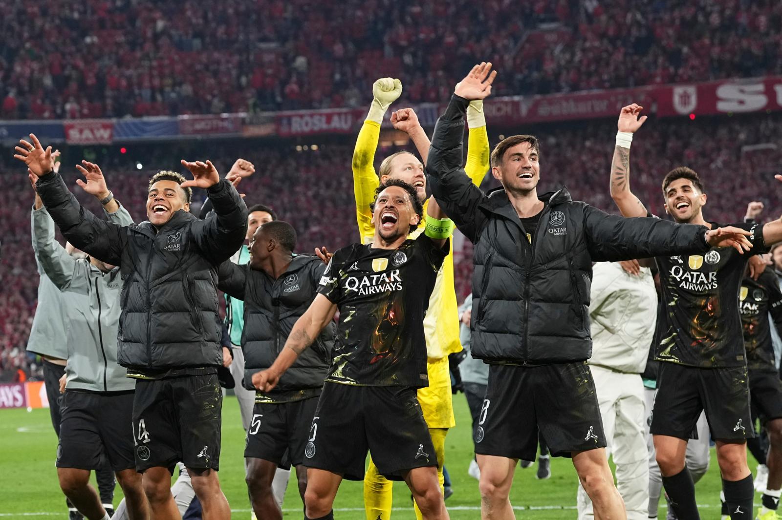 파리 생제르맹(PSG, 프랑스) 선수들이 6일(현지 시간) 독일 뮌헨의 알리안츠 아레나에서 열린 2025-26 유럽축구연맹(UEFA) 챔피언스리그(UCL) 준결승 2차전 바이에른 뮌헨과 경기를 마친 후 결승 진출에 환호하고 있다. PSG는 1-1로 비겨 1,2차전 합계 6-5로 승리하며 결승에 올라 UCL 2연패를 노리게 됐다. 2026.05.07. 뮌헨=AP/뉴시스