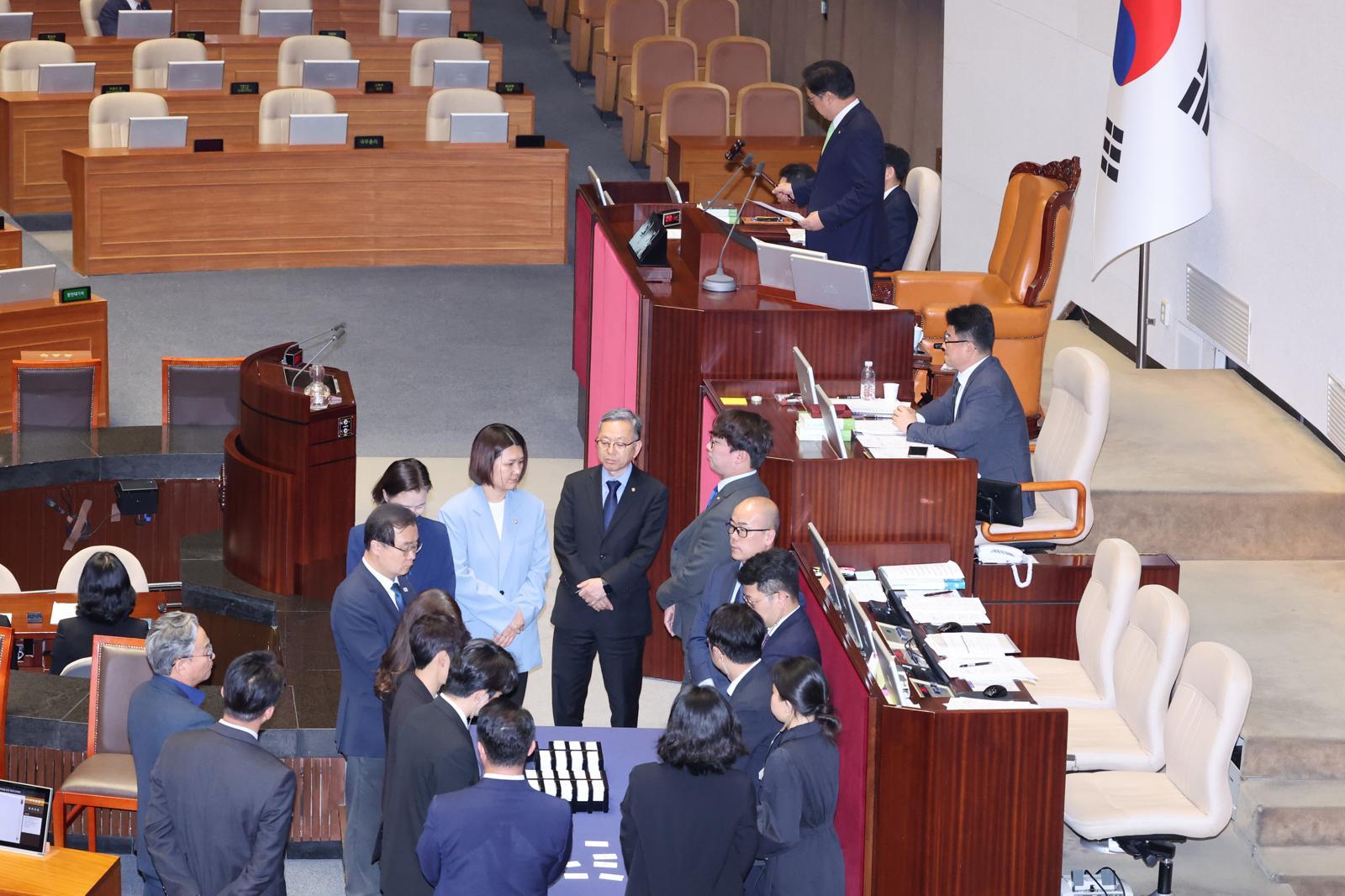 우원식 국회의장이 7일 서울 여의도 국회에서 열린 제435회국회(임시회) 제1차 본회의에서 대한민국헌법 개정안에 대한 투표 불성립을 선언하고 있다. 2026.5.7/뉴스1