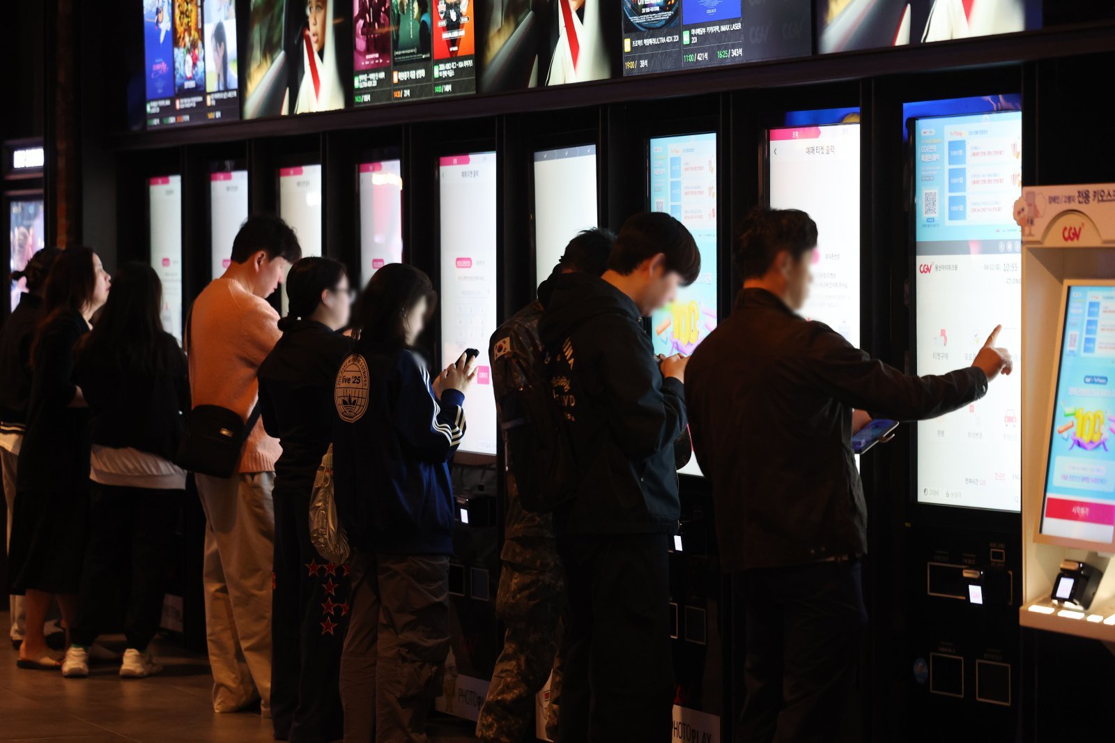 12일 서울 시내 영화관에서 시민들이 영화를 보기 위해 상영정보를 살펴보고 있다.   정부가 경기 침체가 예상되는 문화·관광·체육 분야 지원을 위해 약 4,600억원 규모의 예산을 추가로 투입한다. 그 중 전국 영화관 관람료 할인을 위한 예산으로 271억원을 편성해 1매당 6천원이 할인되는 티켓이 총 450만장 배포된다. 2026.04.12. [서울=뉴시스]