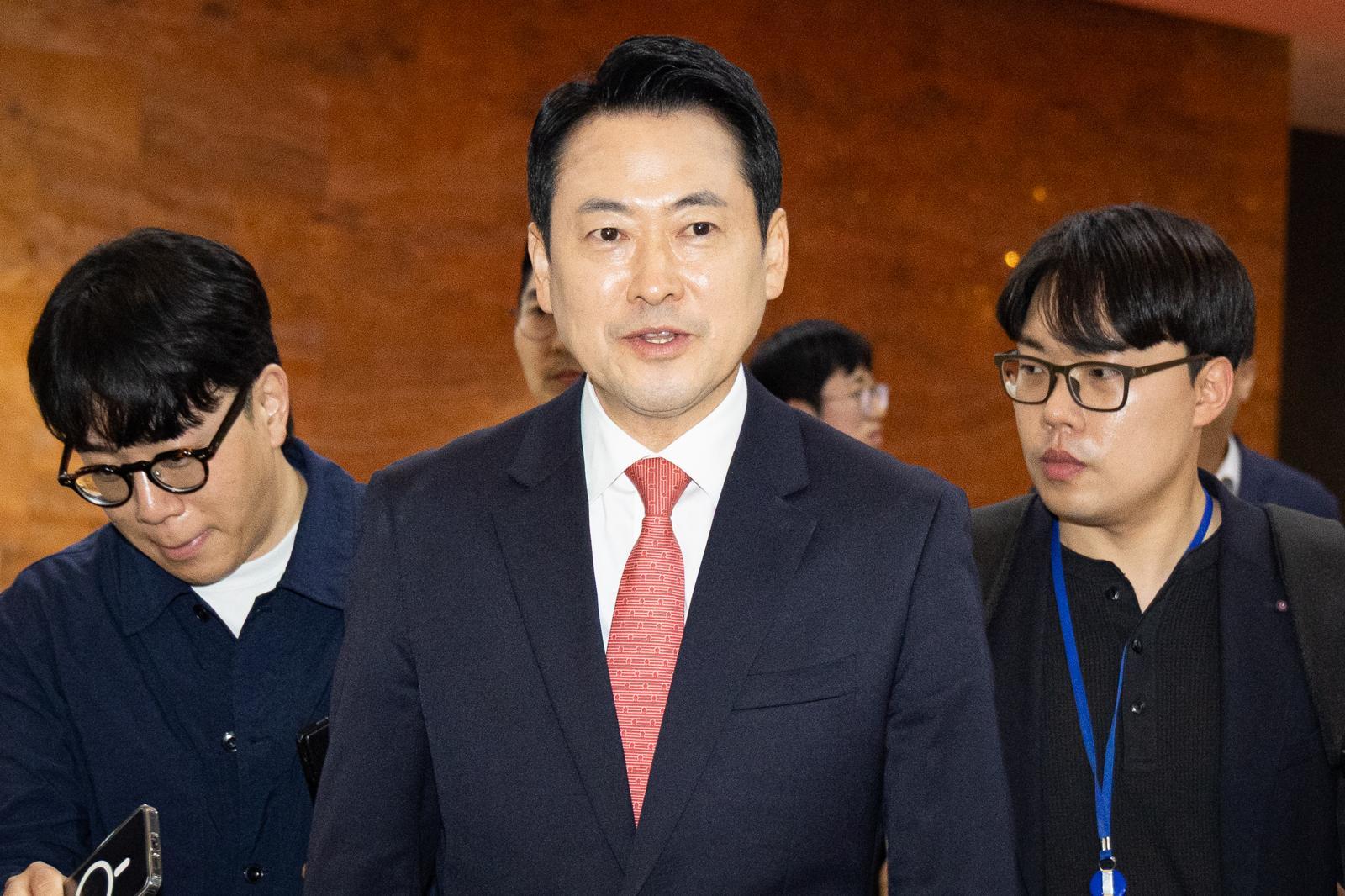 장동혁 국민의힘 대표가 서울 여의도 국회에서 당대표실을 나와 본회의장으로 향하고 있다. 2026.5.7 뉴스1