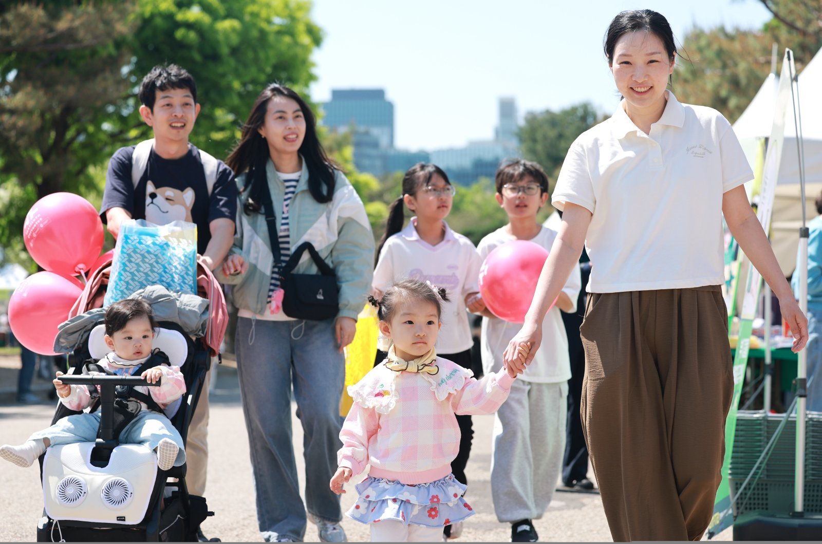 서울 종로구 국립민속박물관에서 열린 ‘어린이날, 지구 놀이터’를 찾은 가족이 즐거운 시간을 보내고 있다. 2026.5.4 뉴스1