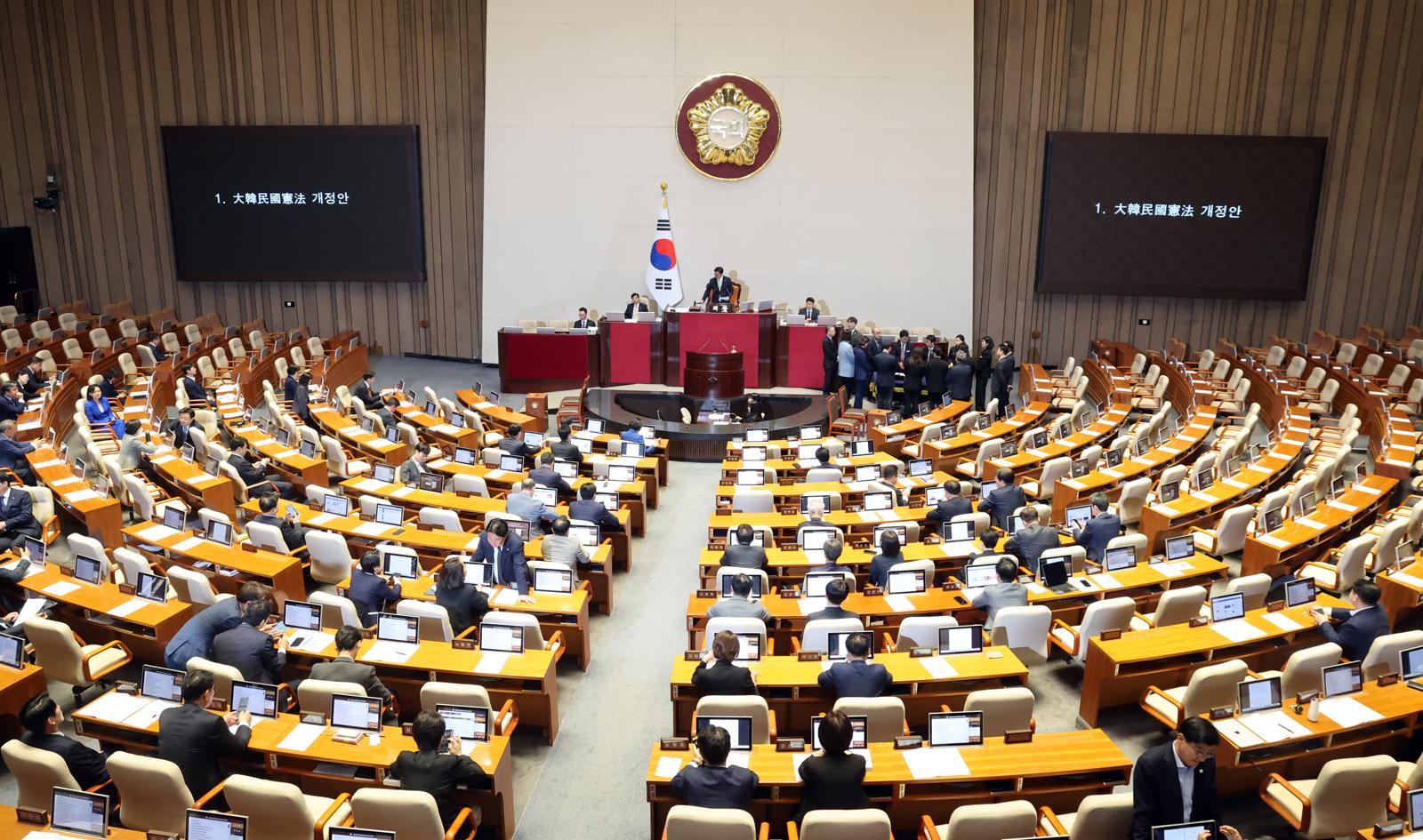 7일 오후 서울 여의도 국회에서 열린 제435회 국회(임시회) 제1차 본회의에서 대한민국헌법 개정안이 국민의힘 의원 불참으로 투표가 불성립 되고 있다. 뉴스1