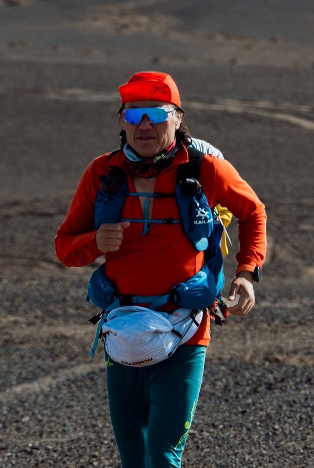 2025 중국 고비사막 400km 무지원 논스톱 트레일러닝에서 달리고 있는 박길수 대표. 박길수 대표 제공