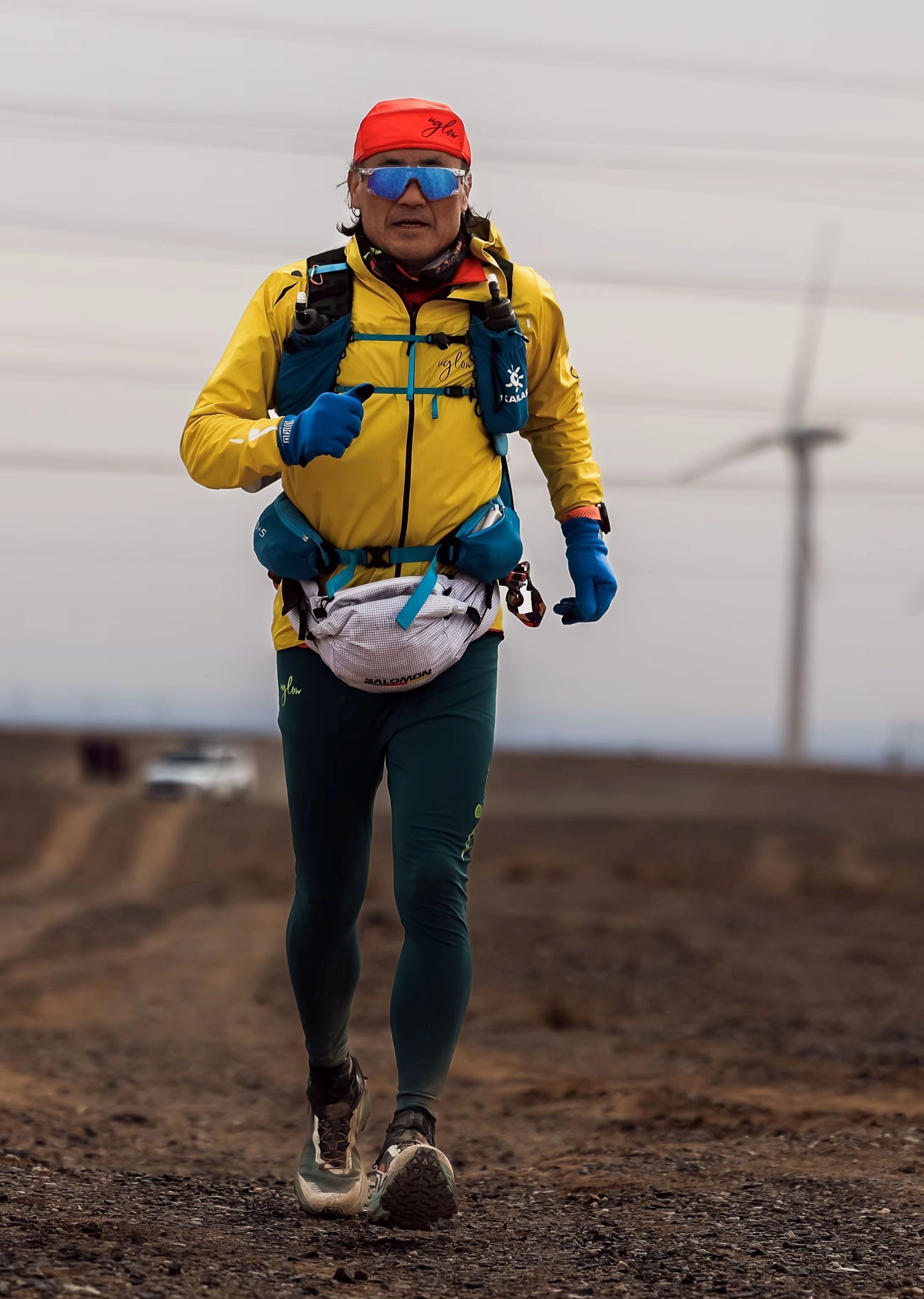 박길수 대표가 2025 중국 고비사막 400km 무지원 논스톱 트레일러닝에서 달리고 있다. 박길수 대표 제공