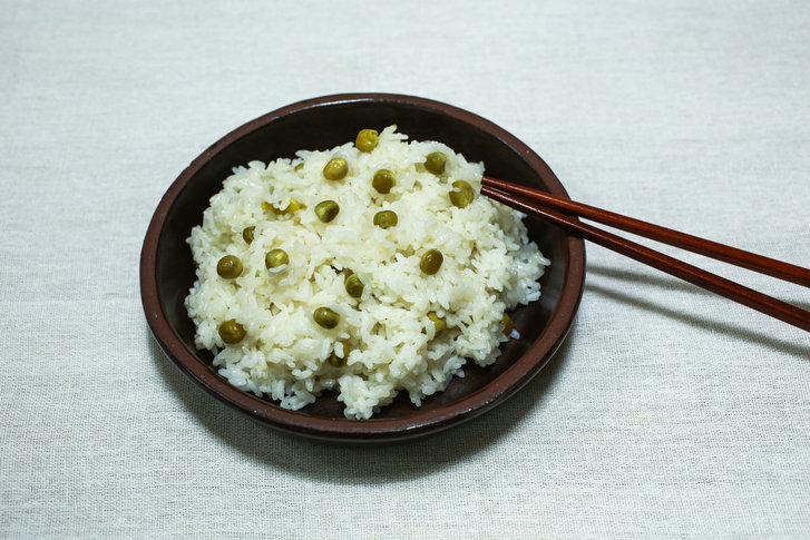 완두콩을 섞어 지은 밥. 사진=게티이미지뱅크.