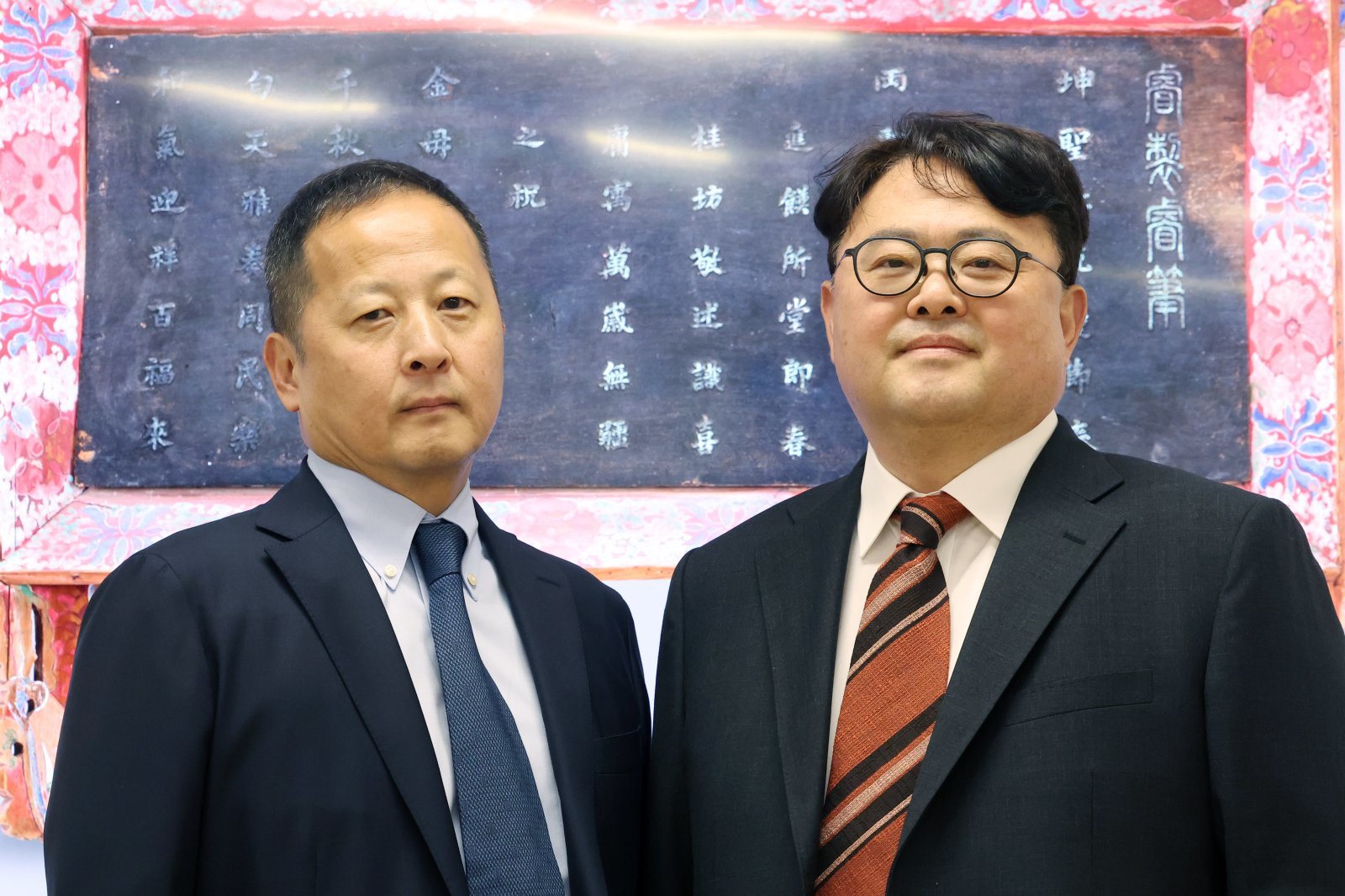 국외소재문화유산재단에 ‘순종예제예필현판’과 ‘백자청화이진검묘지’를 기증한 김창원(오른쪽)·김강원 형제가 7일 서울 종로구 국립고궁박물관에서 인터뷰 하고 있다.   ‘순종예제예필현판(純宗睿製睿筆懸板)’은 1892년(고종 29) 음력 9월 24일부터 26일까지 열린 진찬(進饌)*에서 당시 세자였던 순종이 직접 짓고 쓴 글을 새긴 현판이다. ‘백자청화이진검묘지(白磁靑李眞儉墓誌)’는 조선 후기 예조판서 등을 지낸 문신 이진검(1671~1727)의 묘지(고인의 생애와 행적 등을 적어 무덤에 함께 묻은 돌이나 도판)이다. 2026.05.08. [서울=뉴시스]