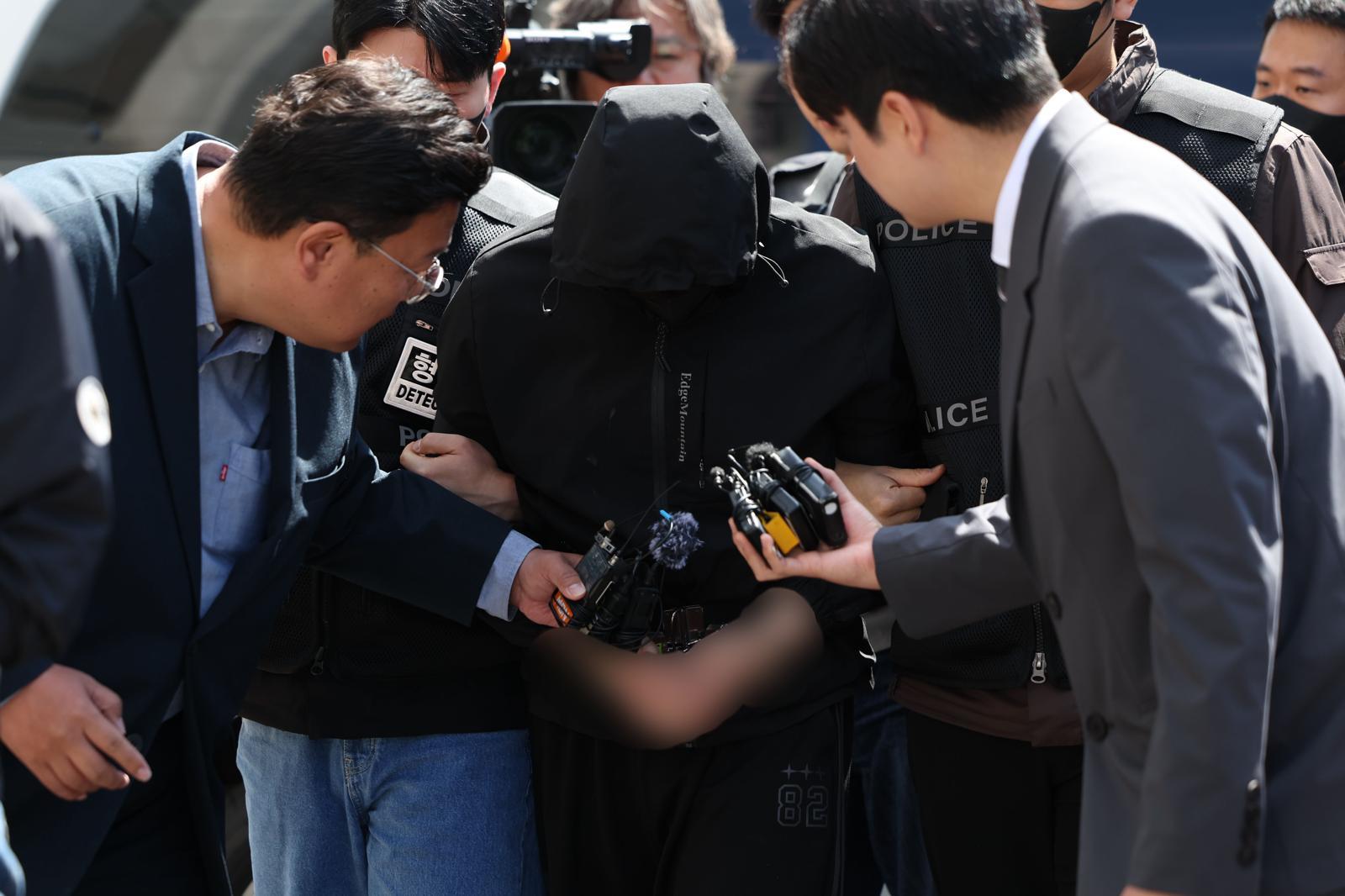 광주 도심에서 일면식 없는 여고생을 살해한 장 모 씨(24)가 7일 구속 전 피의자 심문(영장실질심사)를 받기 위해 광주지방법원에 들어서고 있다. 2026.5.7 ⓒ 뉴스1