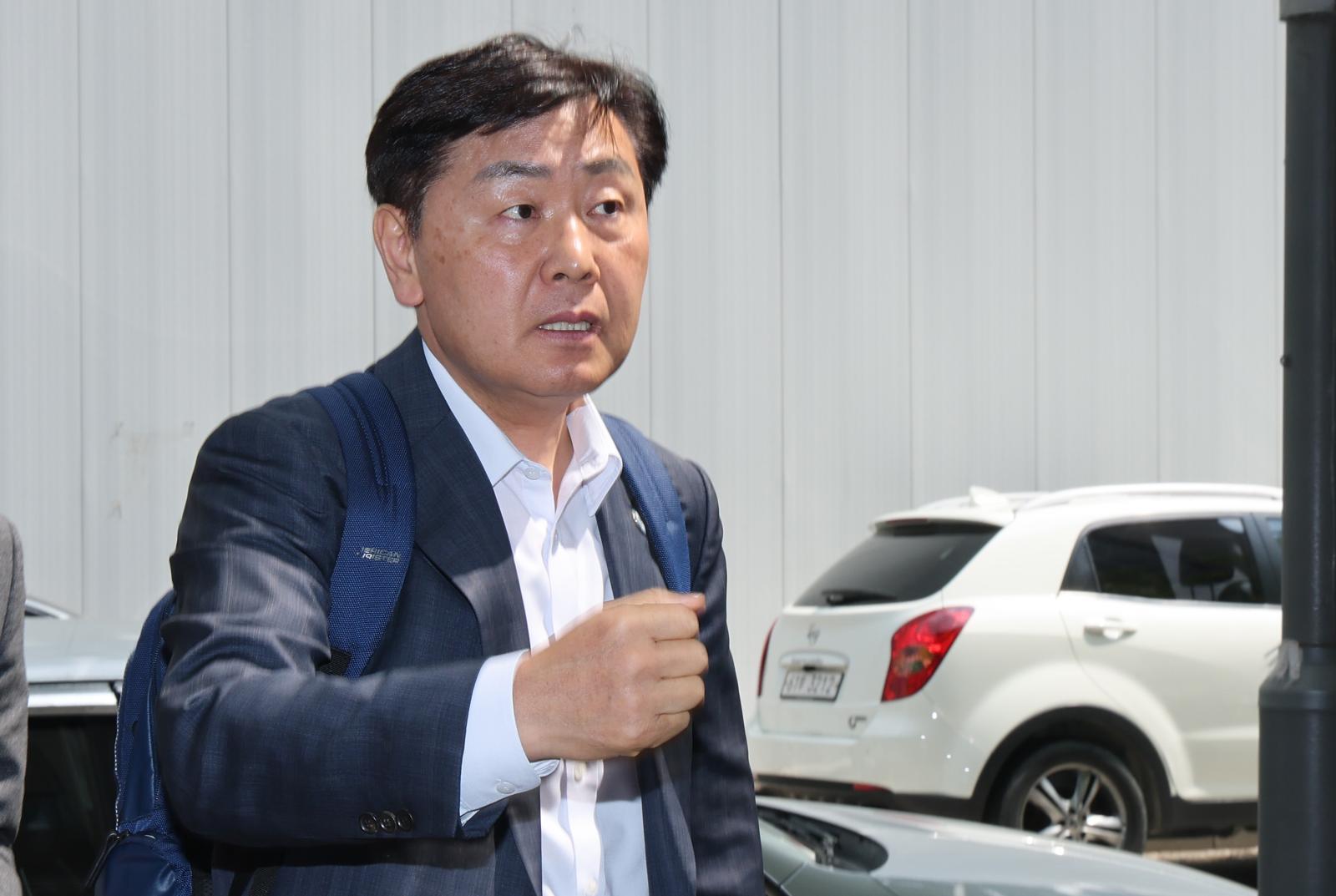 김관영 전북특별자치도지사가 지난달 30일 12·3 비상계엄 당시 ‘전북도청 폐쇄 의혹’과 관련해 피의자 조사를 받기 위해 경기 과천 2차 종합특검 사무실로 출석하고 있다. 2026.4.30 뉴스1