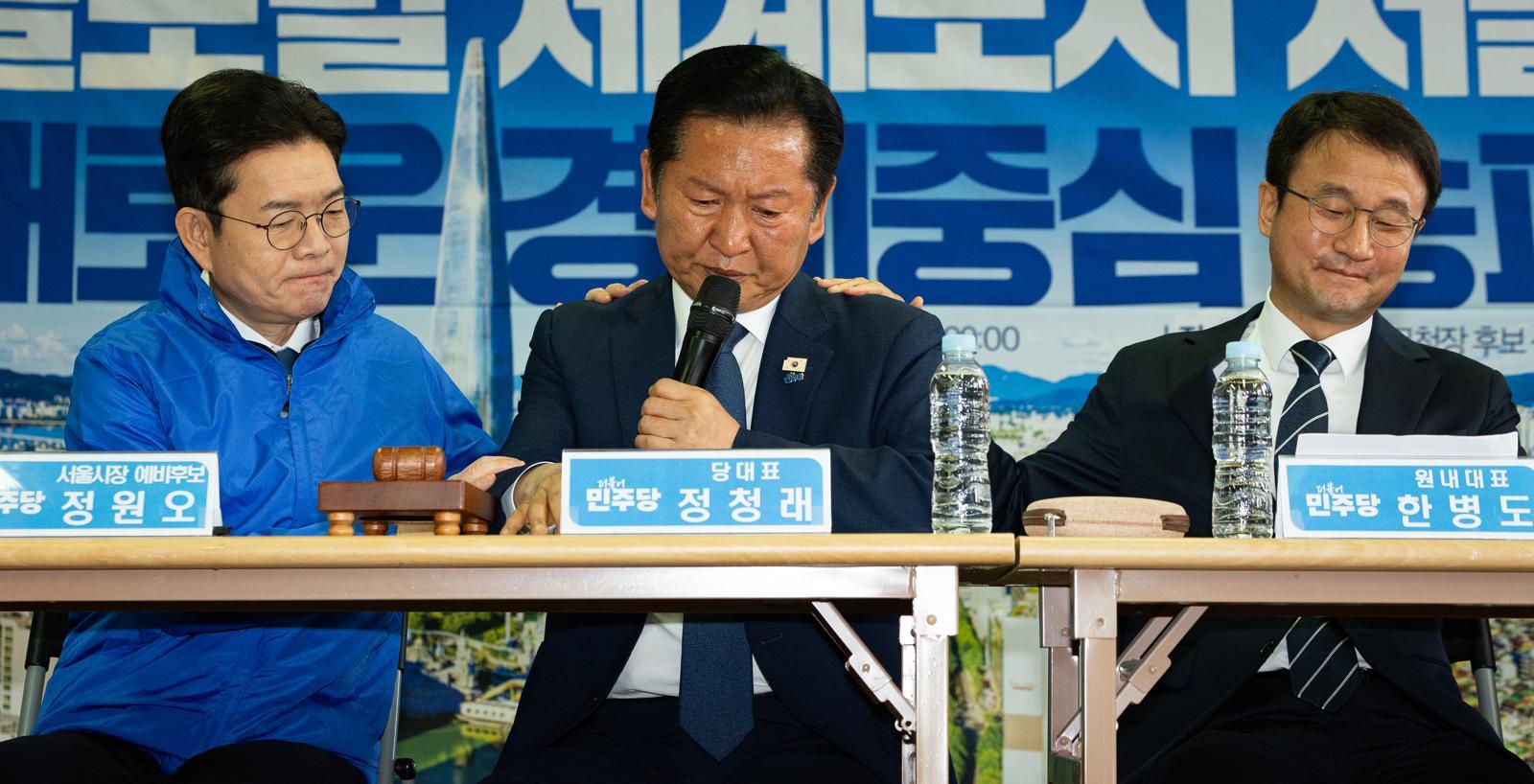 8일 서울 송파구 조재희 더불어민주당 송파구청장 후보 선거사무소에서 열린 현장최고위원회의에서 정청래 대표가 노상원 수첩 관련 발언 중 울먹이자 정원오 서울시장 후보(왼쪽)와 한병도 원내대표가 위로하고 있다. 2026.5.8 ⓒ 뉴스1 유승관 기자