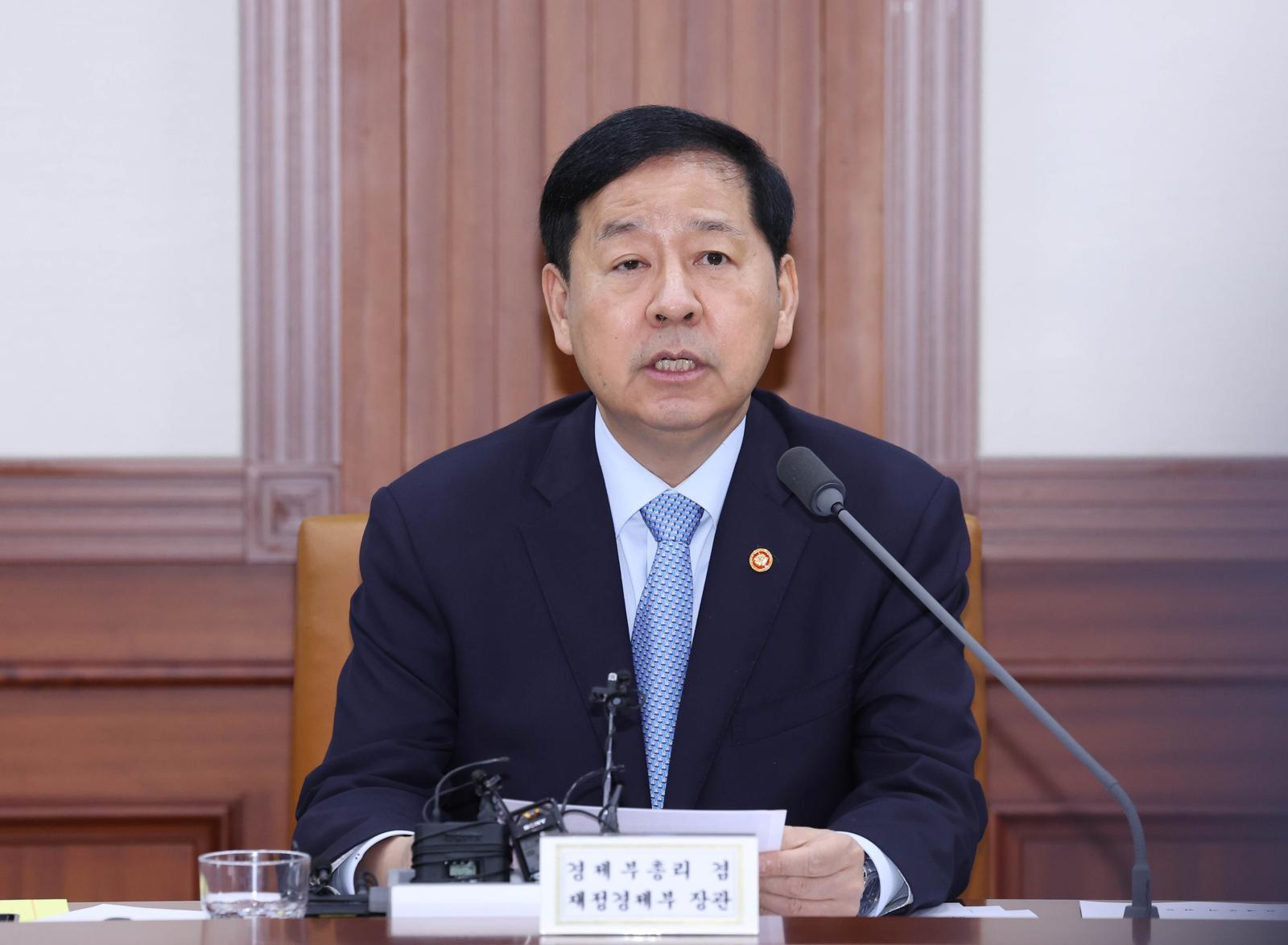 구윤철 경제부총리 겸 재정경제부 장관이 8일 오전 서울 종로구 정부서울청사에서 열린 비상경제본부회의 겸 경제·부동산관계장관회의를 주재하고 있다. 뉴시스