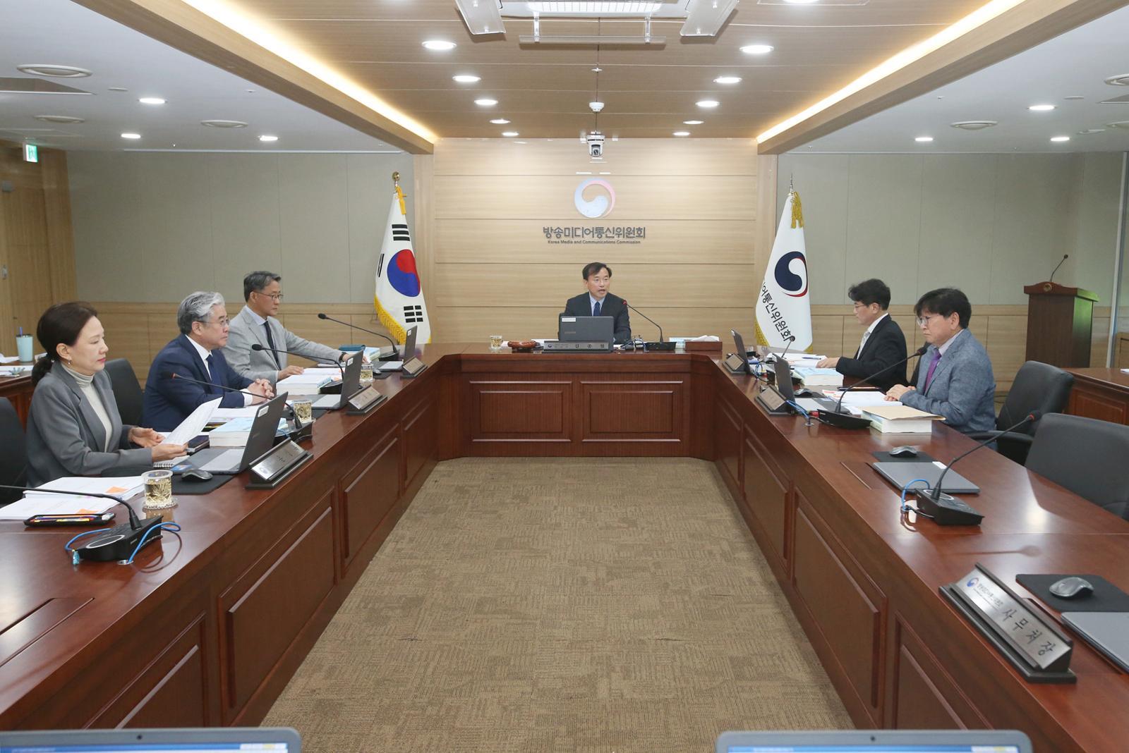 김종철 방송미디어통신위원장이 8일 정부과천청사에서 열린 2026년 제7차 전체회의를 주재하고 있다. 방미통위 제공