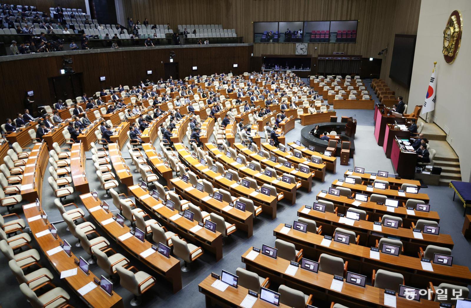 8일 국민의힘 의원들이 우원식 국회의장의 발언 도중 본회의장에서 퇴장하자 이들의 의석이 텅 비어있다. 박형기 기자 oneshot@donga.com