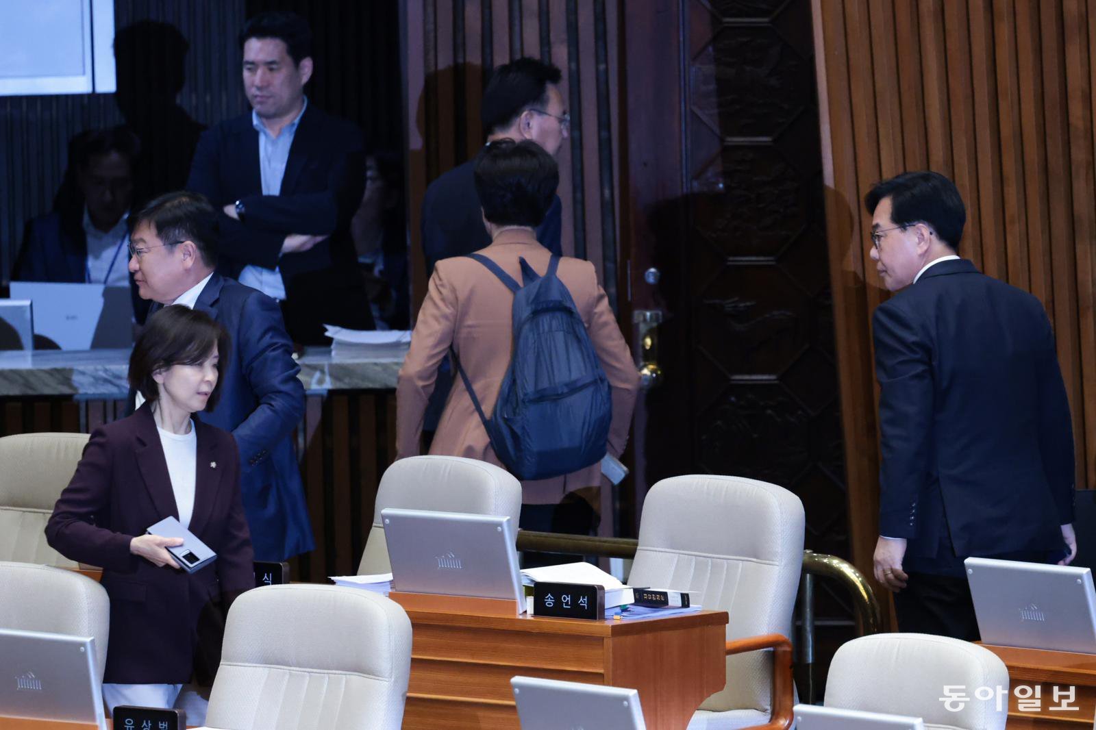 8일 국민의힘 송언석 원내대표(오른쪽 첫 번째)를 비롯한 의원들이 우원식 국회의장 발언 도중 본회의장에서 퇴장하고 있다. 박형기 기자 oneshot@donga.com