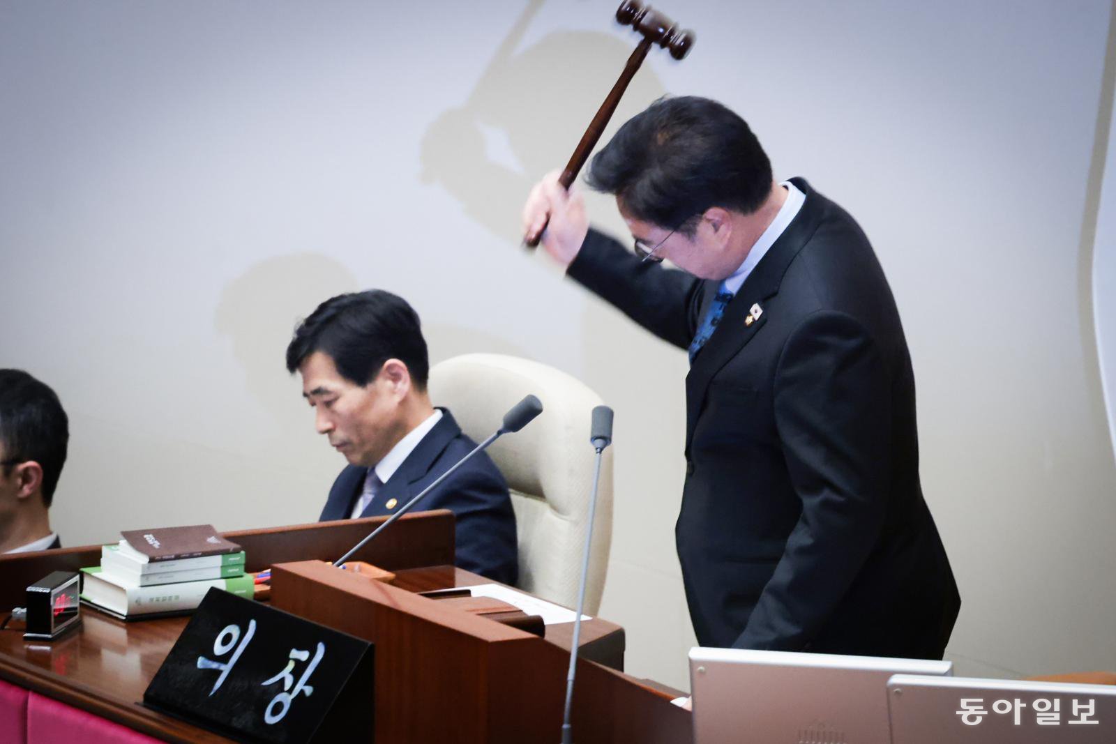 우원식 국회의장이 8일 서울 여의도 국회에서 열린 제435회국회(임시회) 본회의에서 산회를 선포하며 의사봉을 세게 내리치고 있다. 우 의장은 이날 본회의에서 헌법개정안에 반발해 모든 비쟁점 법안에 대해 무제한토론을 신청한 국민의힘을 질타하며 개헌안을 비롯한 모든 법안을 상정하지 않고 본회의를 산회했다. 박형기 기자 oneshot@donga.com