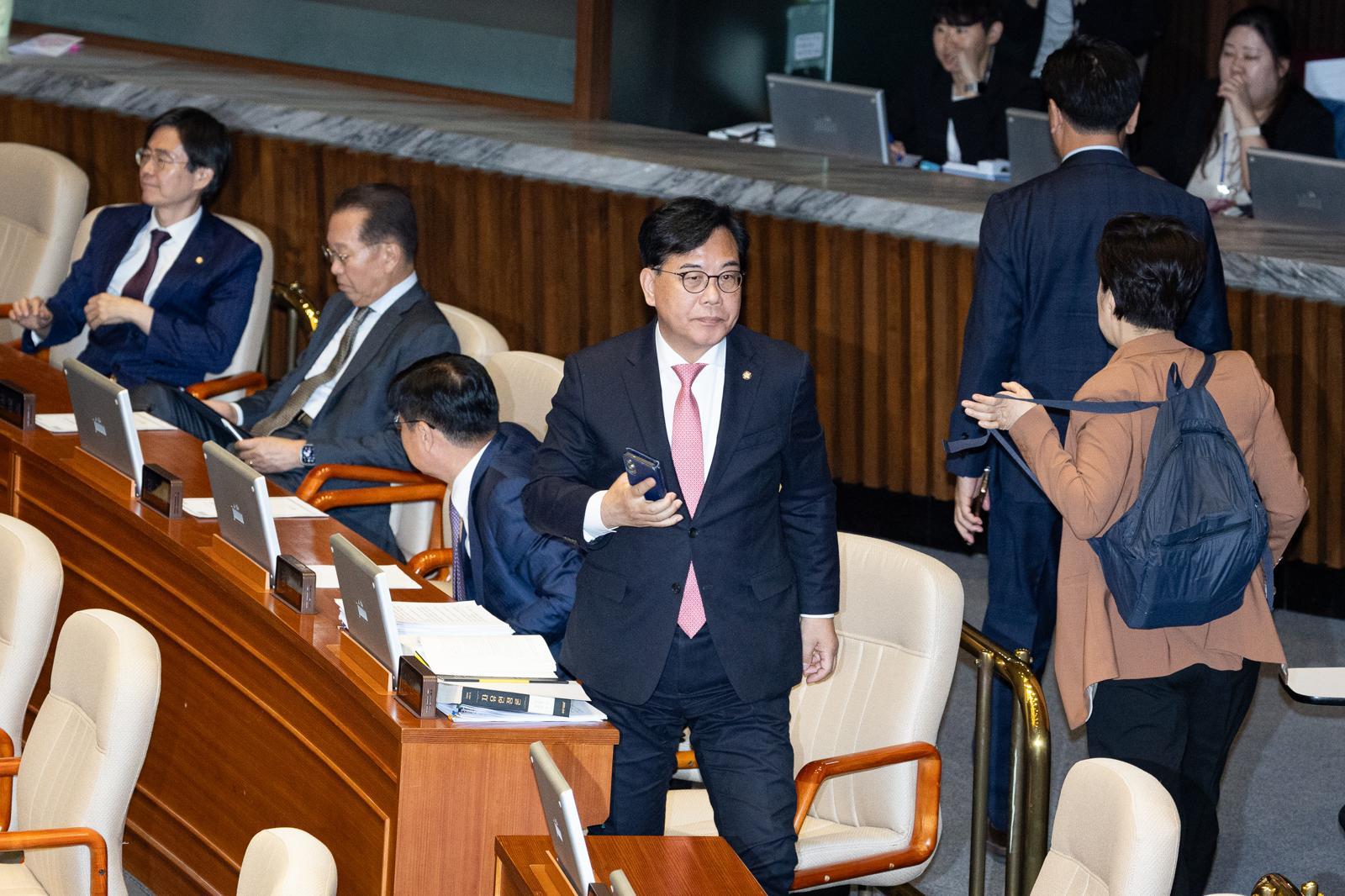 송언석 국민의힘 원내대표를 비롯한 야당 의원들이 8일 서울 여의도 국회에서 열린 제435회 국회(임시회) 제2차 본회의에서 우원식 국회의장이 헌법개정안을 포함한 법안 상정을 않겠다고 하자 본회의장을 나서고 있다.  우원식 국회의장은 이날 본회의에서 헌법개정안(개헌안)에 반발해 개헌안을 포함한 모든 비쟁점법안에 대해 무제한토론(필리버스터)을 신청한 국민의힘을 질타하며 개헌안을 비롯한 모든 법안을 상정하지 않고 본회의를 산회했다. 2026.5.8/뉴스1