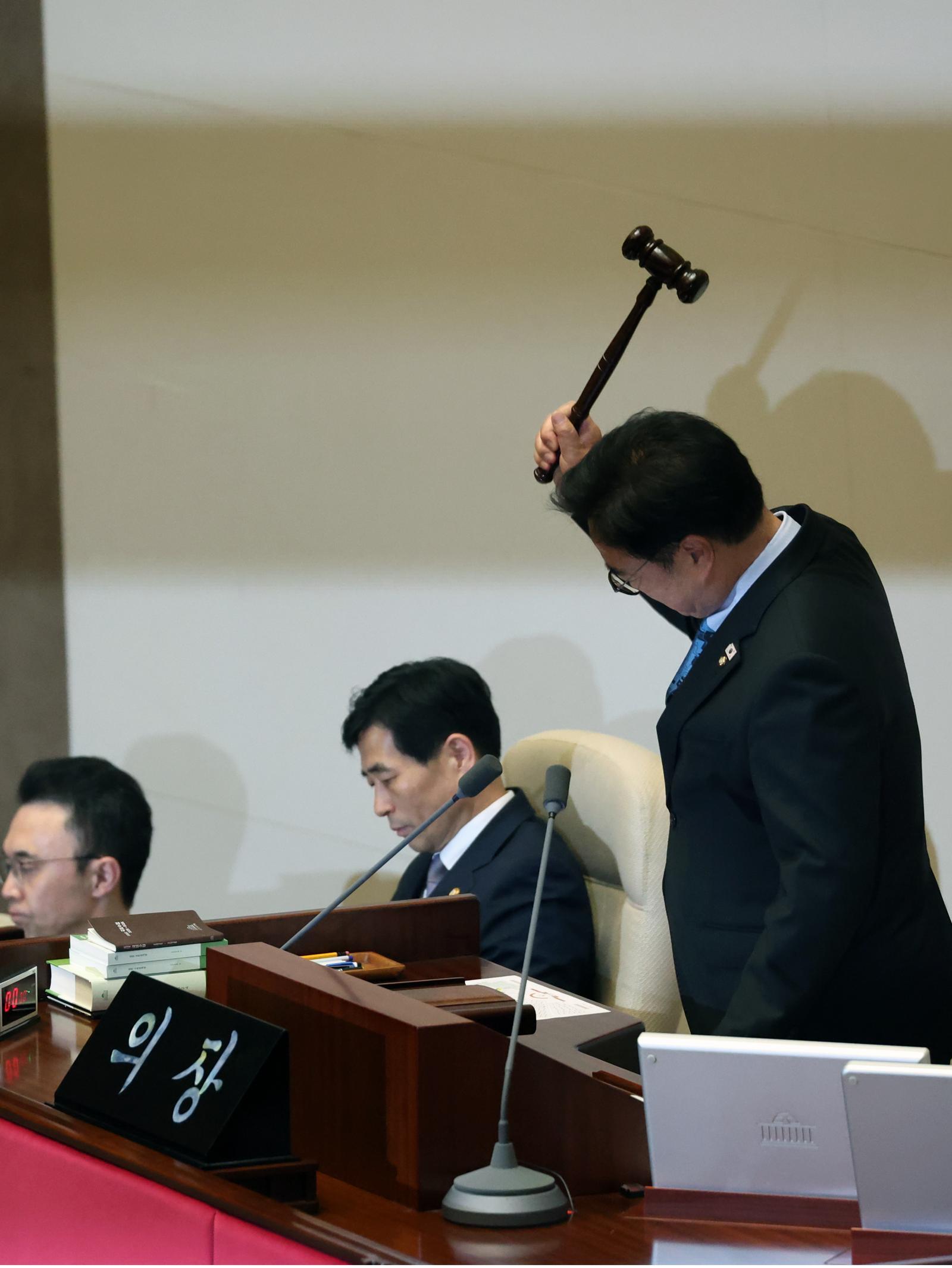 우원식 국회의장이 8일 오후 서울 여의도 국회에서 열린 제435회 국회(임시회) 제2차 본회의에서 헌법개정안을 상정하지 않겠다는 입장을 밝힌 뒤 산회를 선포하며 거세게 의사봉을 내려치고 있다. 2026.5.8/뉴스1