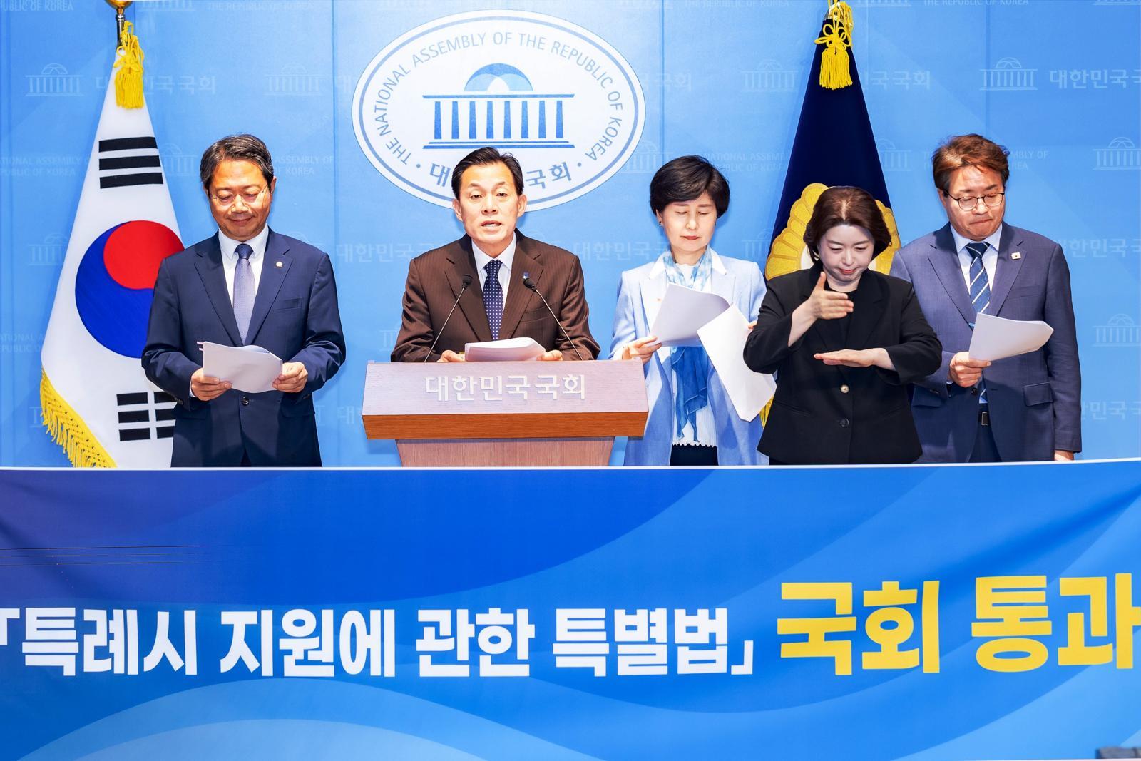 이재준 수원시장(왼쪽에서 두 번째)이 8일 국회 소통관에서 기자회견을 열고 ‘특례시 특별법’ 국회 통과에 대해 환영의 뜻을 밝히고 있다. 사진 왼쪽부터 김승원 국회의원, 이 시장, 백혜련 국회의원, 염태영 국회의원. 수원시 제공