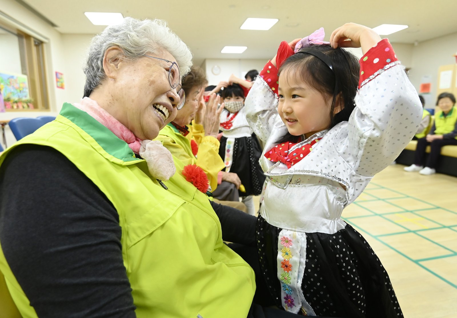 어버이날 재롱 잔치 “할머니, 하트 받으세요”