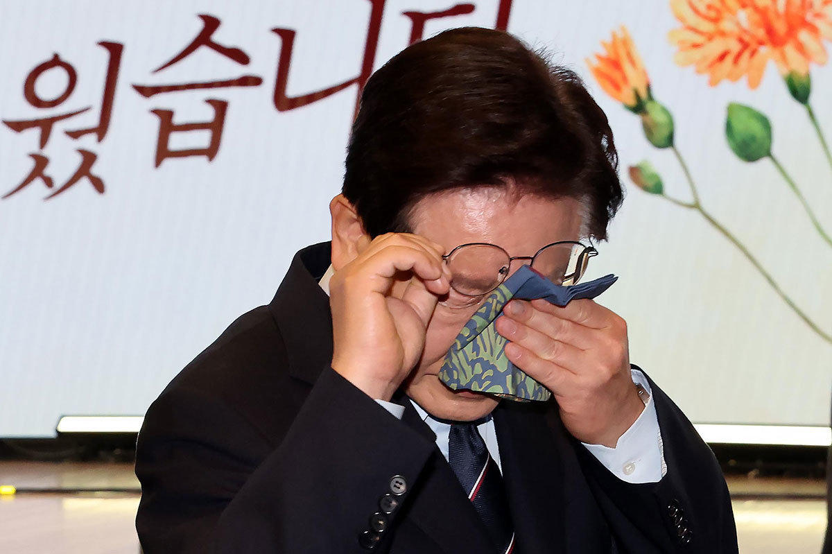 이재명 대통령이 8일 서울 대한상공회의소에서 열린 제54회 어버이날 기념식에서 눈물을 닦고 있다. 2026.5.8 . 뉴스1