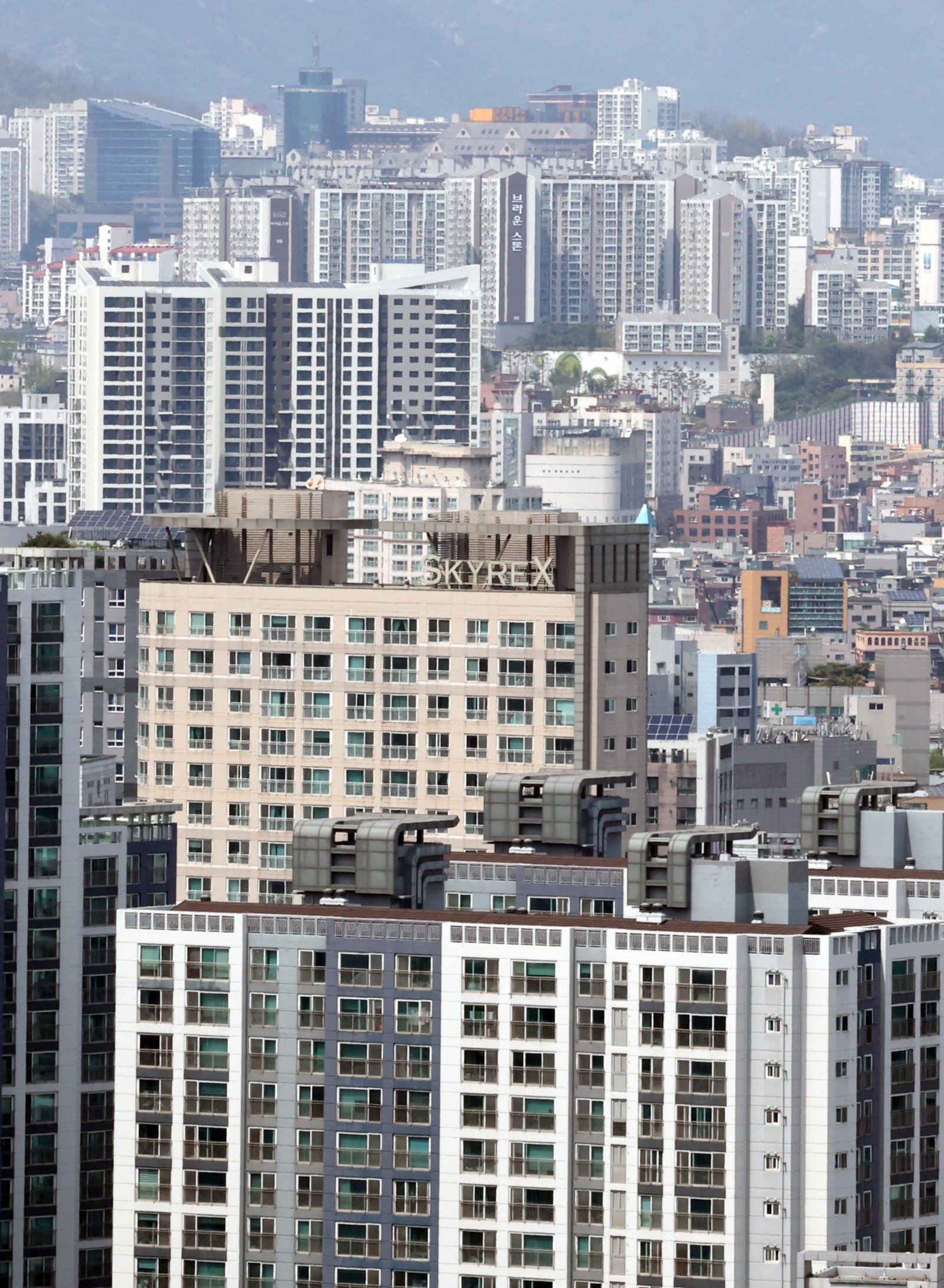 서울 아파트 전·월세 매물이 통계 집계 이후 처음으로 3만 건 아래로 떨어졌다.  14일 부동산 빅데이터 업체 아실에 따르면 지난 13일 기준 서울 아파트 임대차 매물은 전세 1만 5129건, 월세 1만 4597건 등 총 2만 9726건으로 집계됐다. 이는 2023년 4월 관련 통계 집계 이후 처음으로 3만 건 아래로 내려간 것이다. 집계 초기인 2023년 4월 1일(7만 74건)과 비교하면 약 57.6% 급감했다.  전세 매물 감소는 지난해 10월 서울 전역과 경기 12곳을 토지거래허가구역으로 묶는 ‘10·15 대책’ 발표 이후 두드러졌다. 실제 대책 발표 당일 4만 4055건이던 임대차 매물은 6개월 만에 32.6% 감소했다. 특히 전세 매물은 37.6% 줄어 월세(26.2%)보다 감소 폭이 더 컸다.   전셋값도 62주 연속 상승세다. 한국부동산원에 따르면 4월 첫째 주(6일 기준) 서울 아파트 전셋값은 0.16% 올라 전주(0.15%)보다 상승 폭이 확대됐다.   사진은 이날 서울 성동구 일대 아파트 단지의 모습 2026.04.14. 서울=뉴시스
