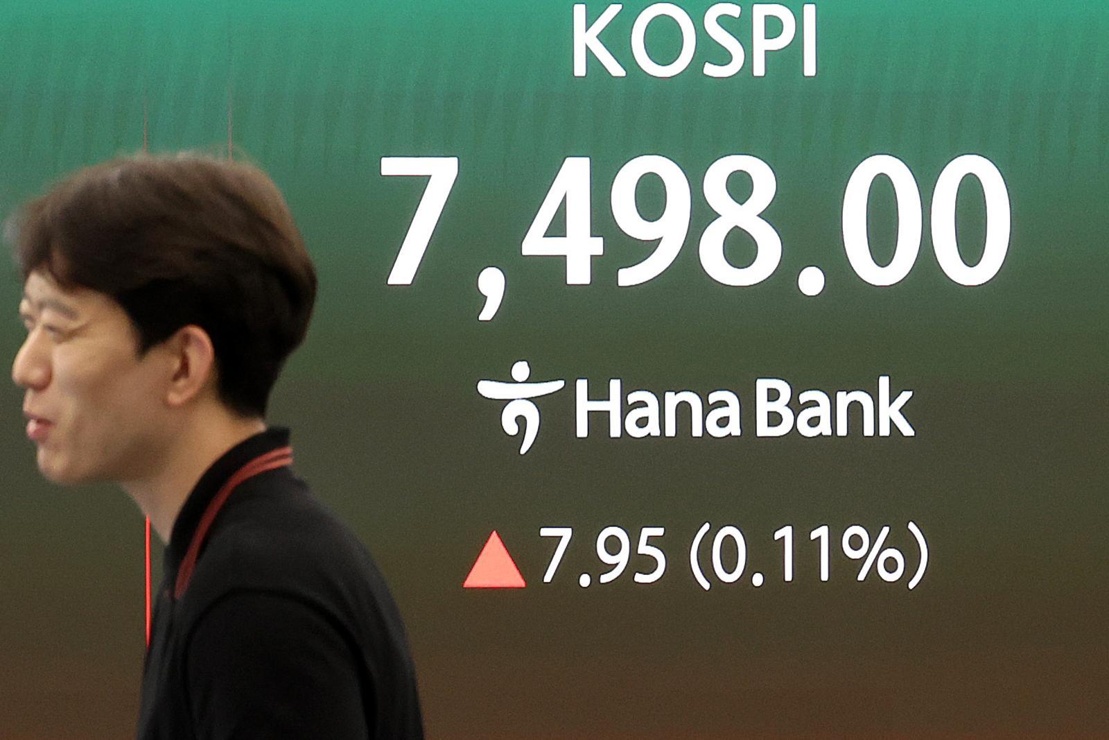코스피가 사상 최고치로 마감한 8일 오후 서울 중구 하나은행 딜링룸 전광판에 종가가 표시되어 있다.  이날 코스피는 전 거래일(7490.05)보다 7.95포인트(0.11%) 상승한 7498.00, 코스닥 지수는 전 거래일(1199.18)보다 8.54포인트(0.71%) 오른 1207.72에 거래를 마쳤다. 서울 외환시장에서 원·달러 환율은 전 거래일 주간거래 종가(1454.0원)보다 17.7원 오른 1471.7원에 주간 거래를 마감했다. 2026.05.08. 서울=뉴시스