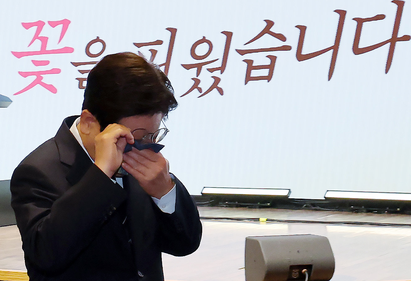 이재명 대통령이 8일 서울 중구 대한상공회의소에서 열린 제54회 어버이날 기념식에서 이동하며 눈물을 닦고 있다. 2026.05.08. 뉴시스