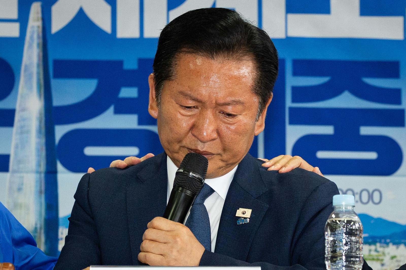 정청래 더불어민주당 대표가 8일 서울 송파구 조재희 송파구청장 후보 선거사무소에서 열린 현장최고위원회의에서 노상원 수첩 관련 발언 중 울먹이고 있다. 2026.5.8/뉴스1