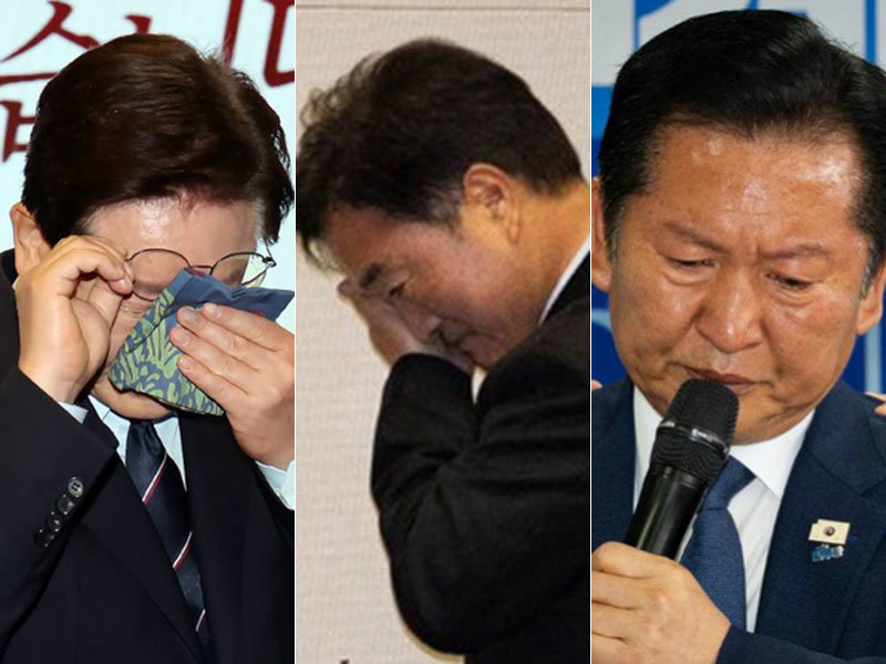 눈물을 훔치는 이재명 대통령(왼쪽)과 우원식 국회의장(가운데) 더불어민주당 정청래 대표(오른쪽). 뉴스1