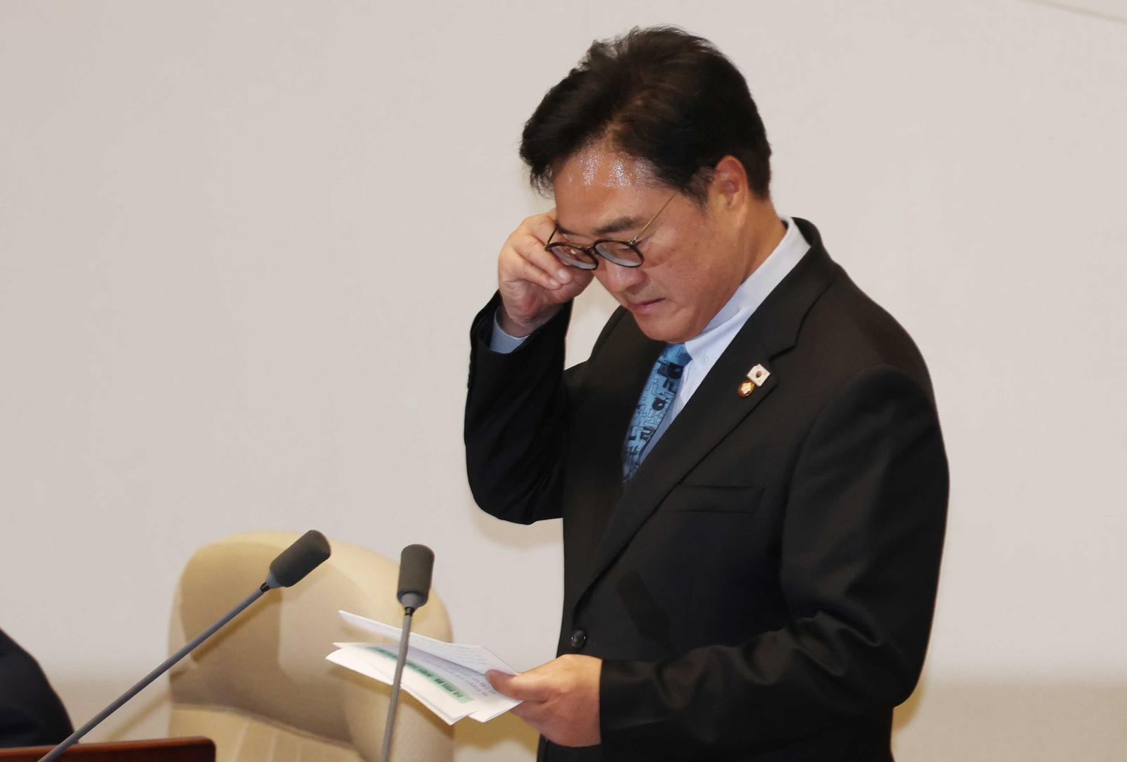 우원식 국회의장이 8일 오후 서울 여의도 국회에서 열린 제435회국회(임시회) 제2차 본회의에서 국민의힘의 대한민국헌법 개정안 표결 불참과 민생법안 필리버스터 신청에 유감을 표명하고 눈물을 훔치고 있다. 뉴시스