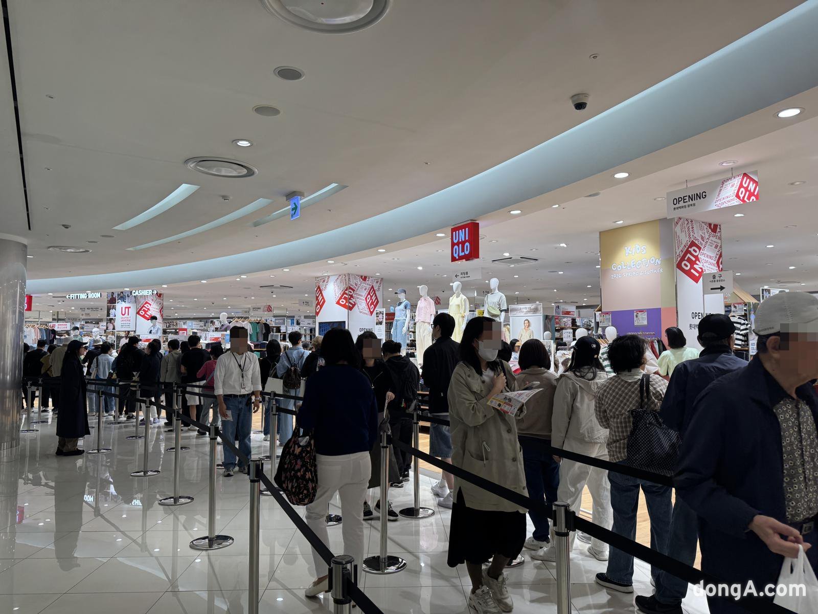 8일 롯데백화점 광복점 2층에 새단장해 문을 연 ‘유니클로 롯데백화점 광복점’을 방문하기 위해 고객들이 줄을 서 있다. 김혜린 기자 sinnala8@donga.com