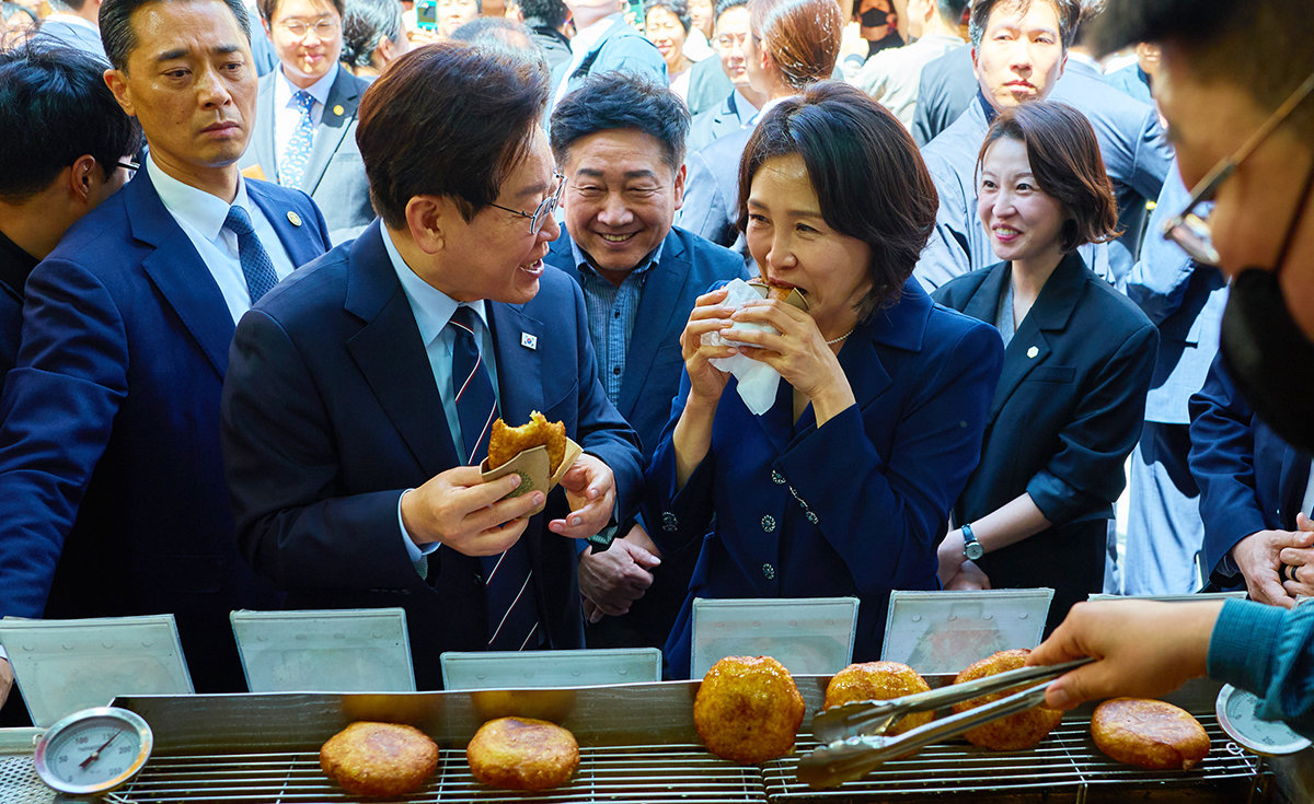 이재명 대통령과 김혜경 여사가 8일 서울 중구 남대문시장을 방문해 음식을 먹고 있다. 청와대 제공