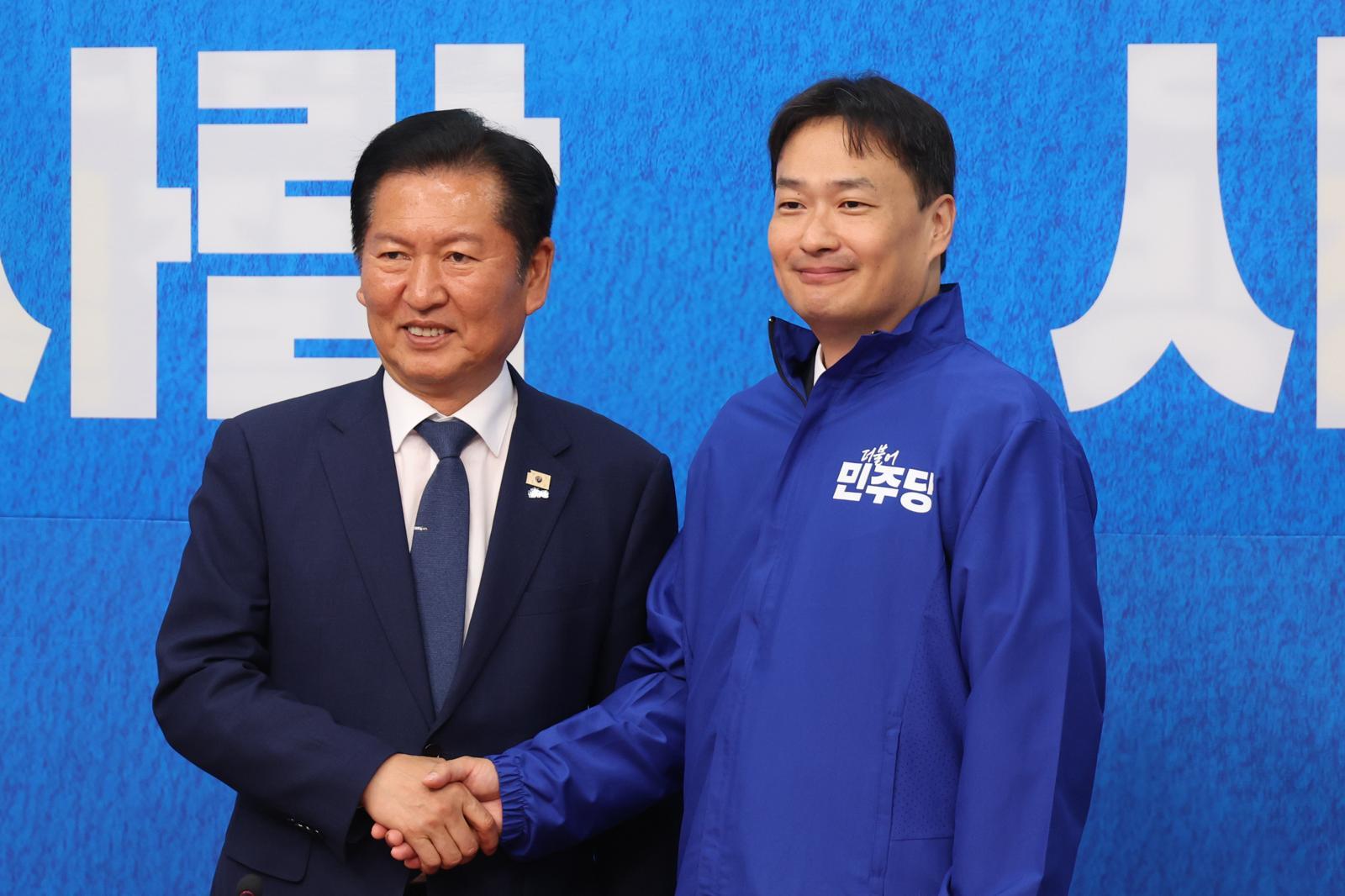 정청래 더불어민주당 대표가 8일 서울 여의도 국회에서 열린 인재영입식에서 영입인재 김영빈 변호사에게 당 점퍼를 입혀준 뒤 기념촬영하고 있다. 2026.05.08. 서울=뉴시스