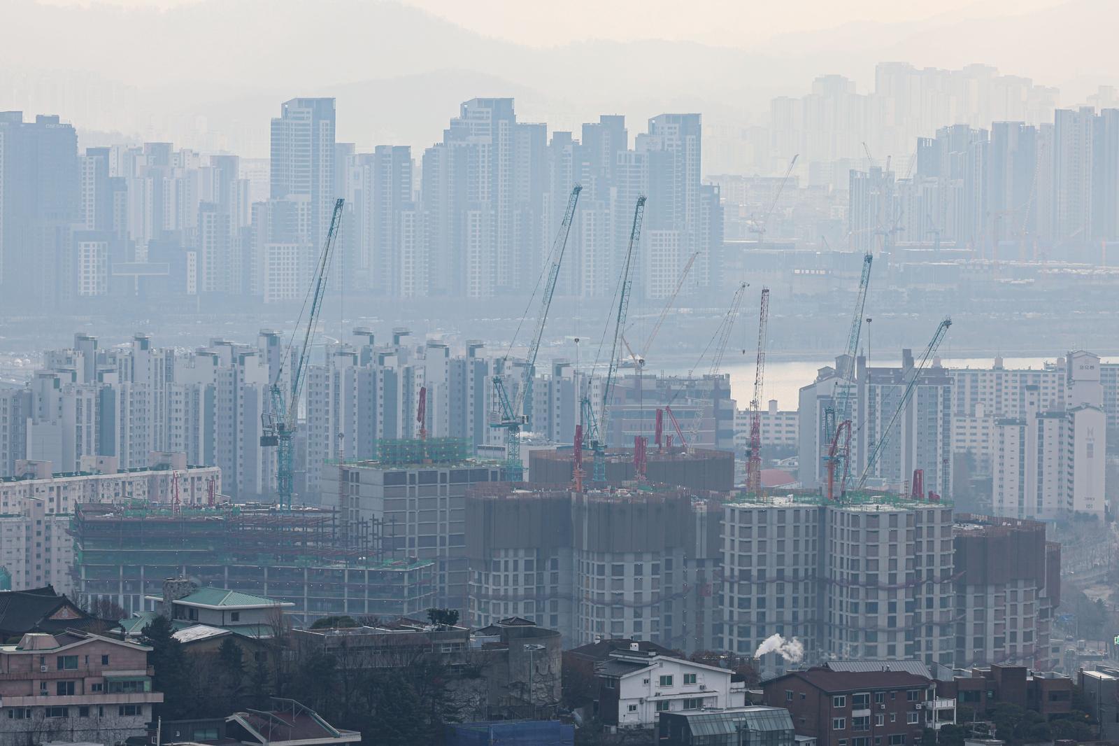 19일 서울 용산구 남산에서 바라본 아파트단지 모습.   정부의 잇단 부동산 대책에도 서울 집값 상승세가 좀처럼 꺾이지 않고 있다. 잇단 대책 발표 이후 매물이 자취를 감추고, 갈수록 거래절벽 현상이 뚜렷해지는 양상이다. 특히 강남과 용산 등 상급지 재건축과 신축 단지를 중심으로 신고가 경신 사례가 나오는 등 불안한 흐름이 이어지고 있다. 2025.12.19. 서울=뉴시스