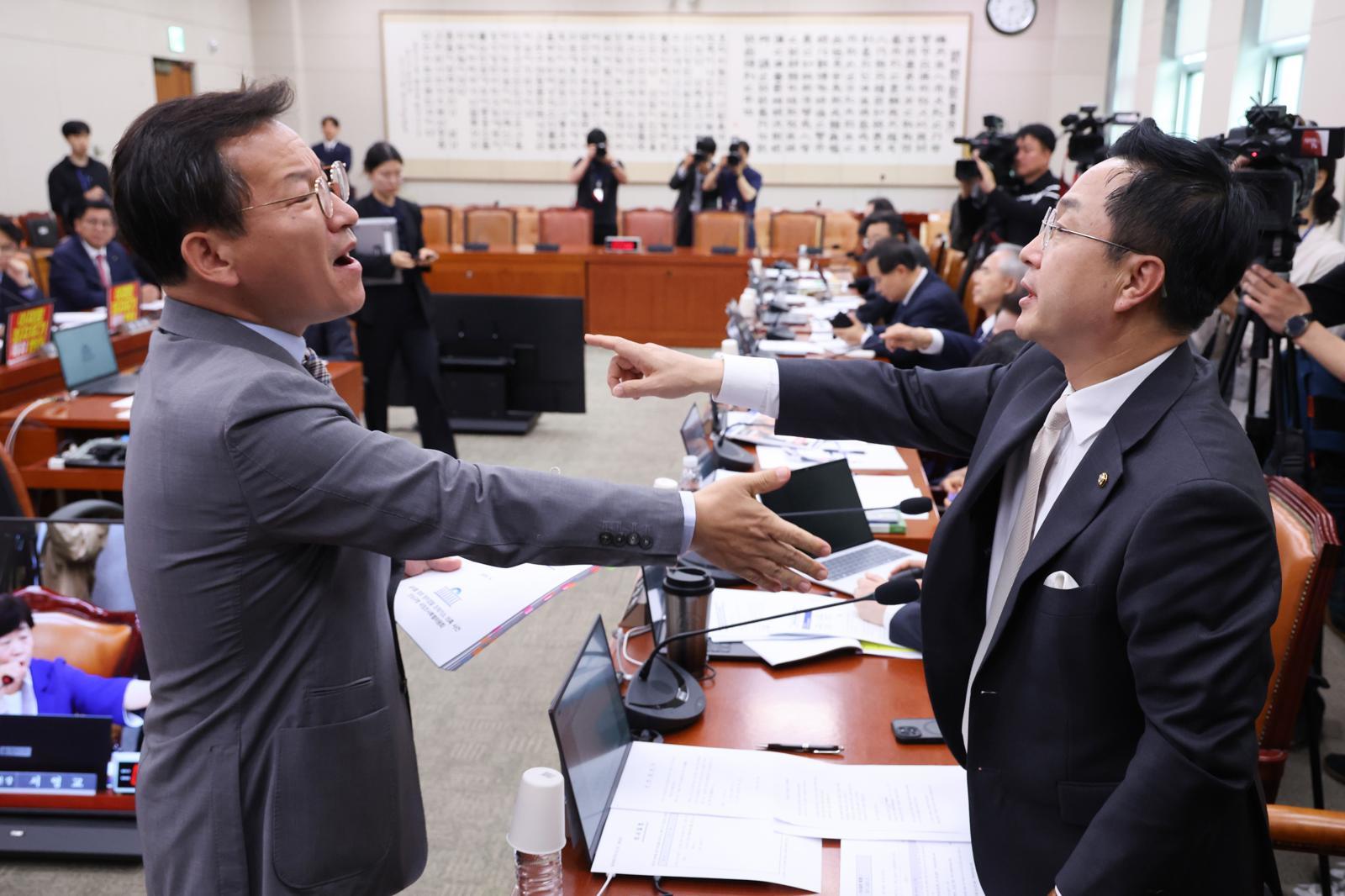 박성준 더불어민주당 의운(오른쪽)과 김형동 국민의힘 의원이 지난달 30일 국회에서 열린 윤석열 정권 정치 검찰 조작 기소 의혹 사건 진상 규명 국정조사 특별위원회 전체회의에서 손가락질하며 언쟁을 벌이고 있다. 뉴스1