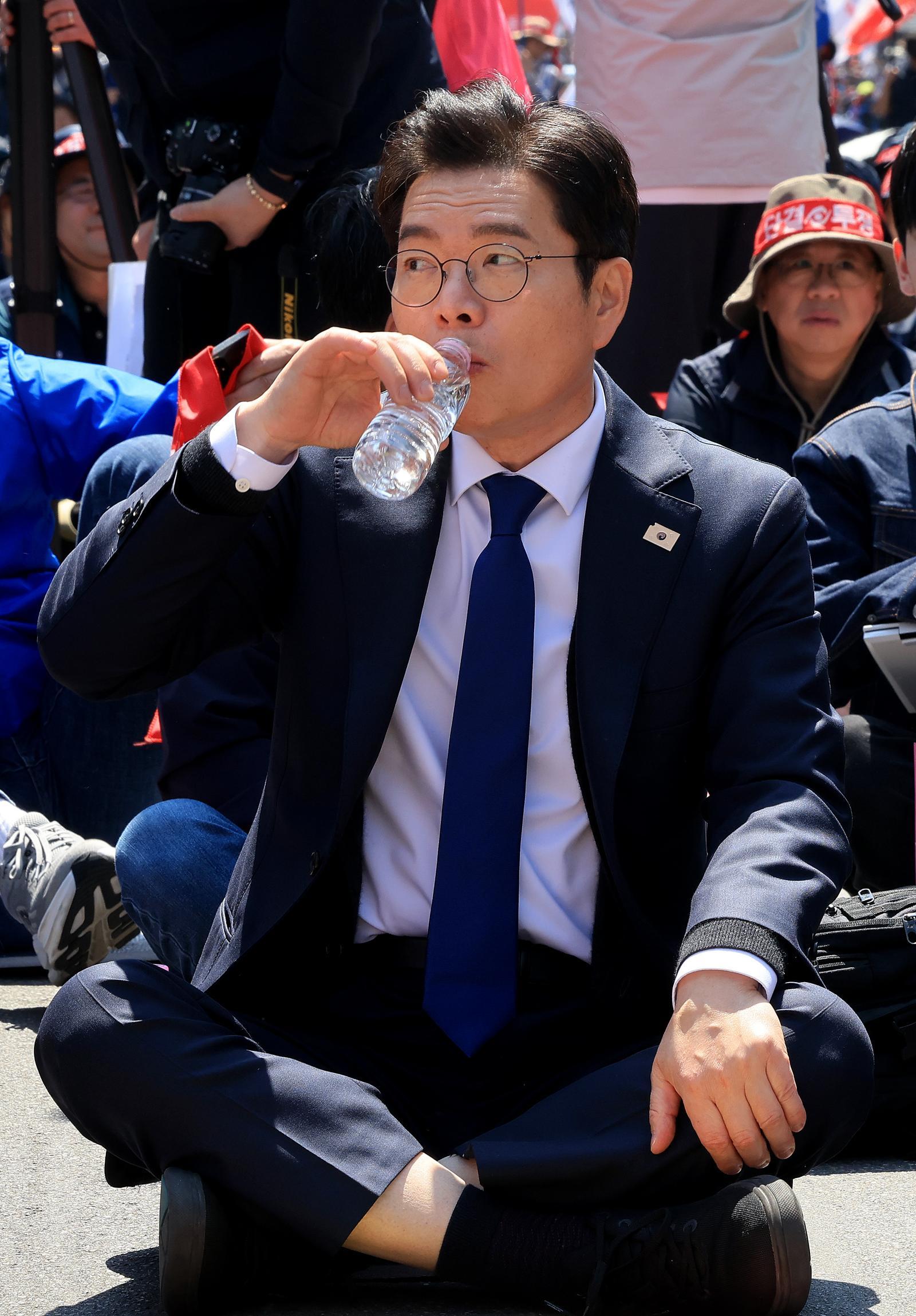노동절인 1일 정원오 더불어민주당 서울시장 후보가 서울 영등포구 여의대로 일대에서 열린 한국노총 전국노동자대회에 참석해 물을 마시고 있다. 정 후보 측은 부동산 문제와 관련해 “빌라는 엄연한 주거의 한 형식”이라고 주장했다. 뉴스1