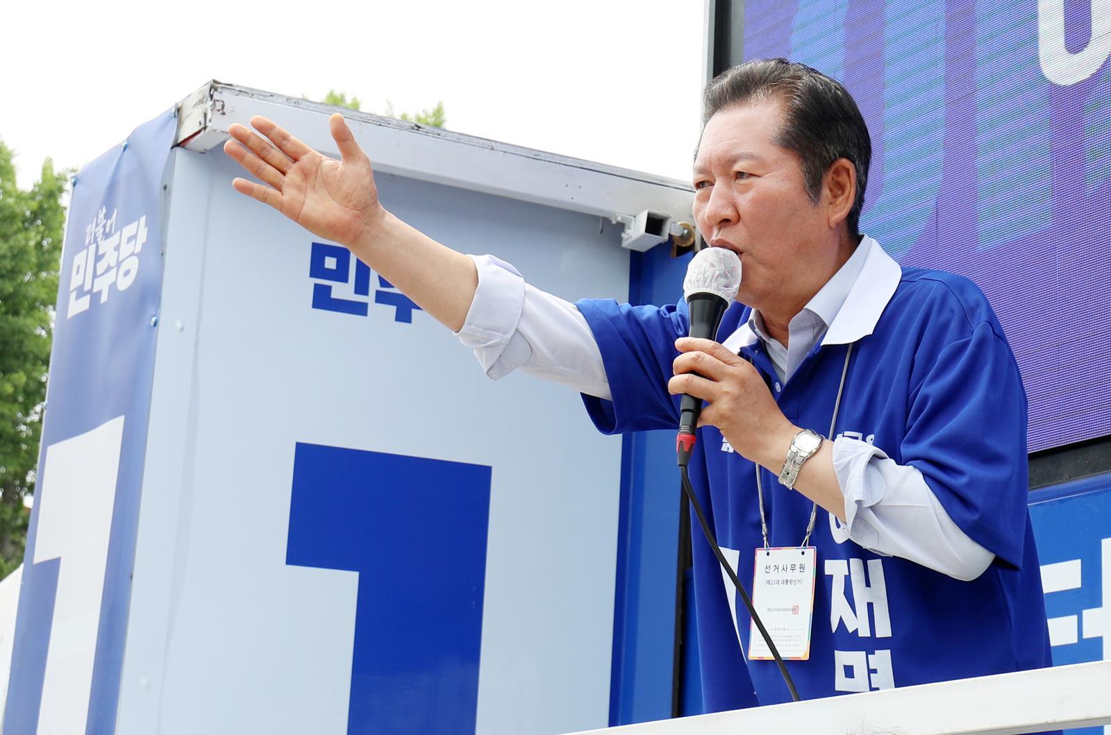 지난해 5월 31일 당시 정청래 더불어민주당 골목골목 선대위원장이 전북 전주시 풍남문광장에서 유세 차량에 올라 이재명 후보 지지를 호소하고 있다. 2025.5.31 ⓒ 뉴스1