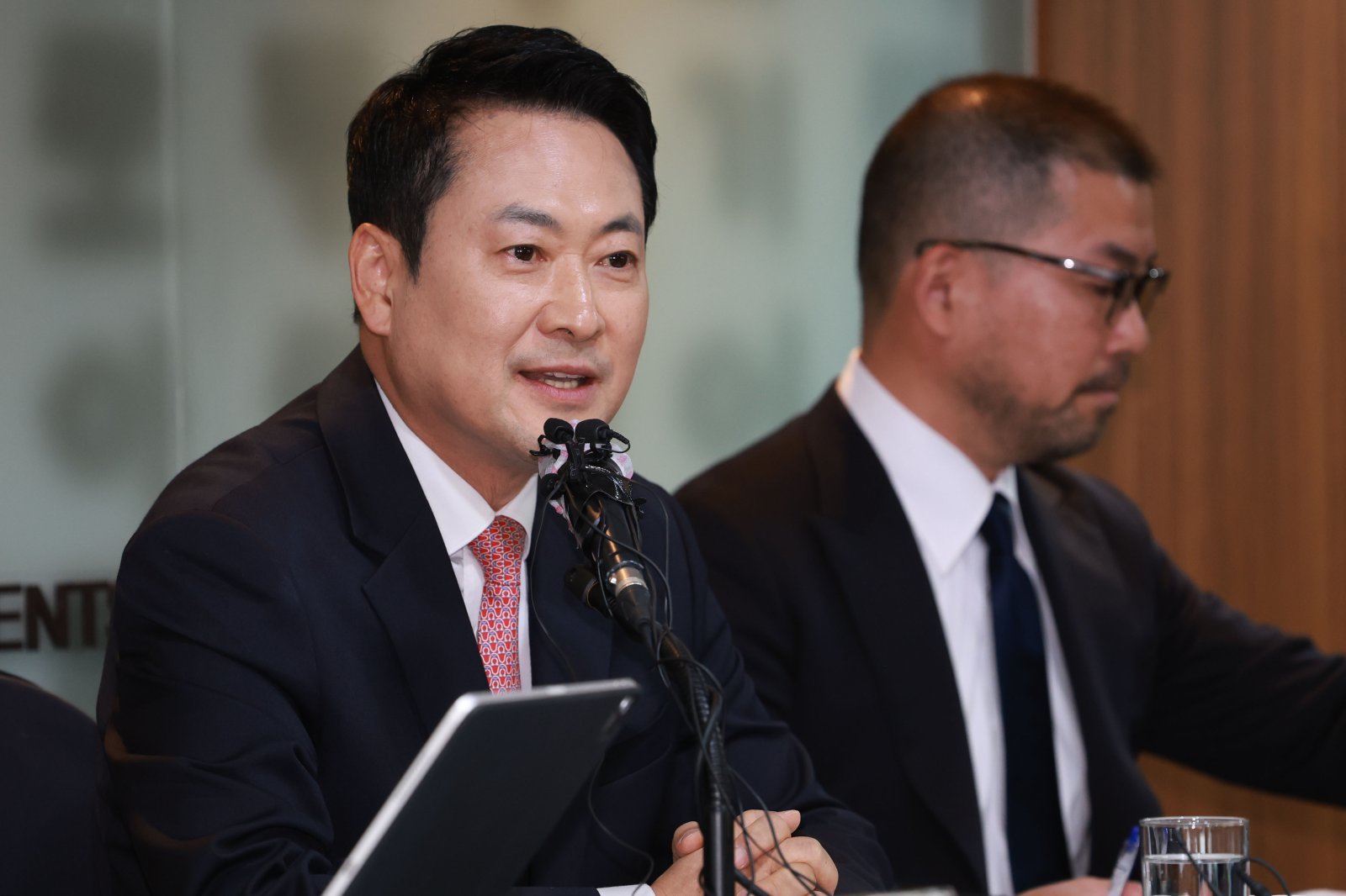 외신기자에 계엄 설명하는 장동혁 국민의힘 장동혁 대표(왼쪽)가 8일 서울 중구 한국프레스센터에서 열린 서울외신기자클럽 초청 외신기자 간담회에서 발언하고 있다. 장 대표는 12·3 비상계엄에 대해 “시간이 지나면 그것을 통해 대한민국은 그 상처를 딛고 또 다른 모습으로 나아갈 수 있는 또 하나의 사건”이라고 말해 ‘계엄 옹호’ 논란에 휩싸였다. 뉴시스