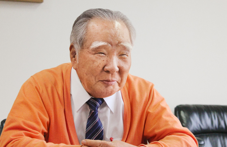 은행원 출신인 고 스즈키 오사무 전 회장은 스즈키 창업자의 손녀딸과 결혼하면서 성씨를 스즈키로 바꾸고 기업 후계자가 됐다. 1978년 사장 취임 당시, 12개 일본 자동차 제조사 중 12위였던 최약체 스즈키를 ‘경차의 강자’이자 ‘인도 시장 부동의 1위’로 키워냈다. 아흔이 넘은 2021년 은퇴할 때까지 스즈키를 이끈 카리스마형 리더였다. 스즈키 제공