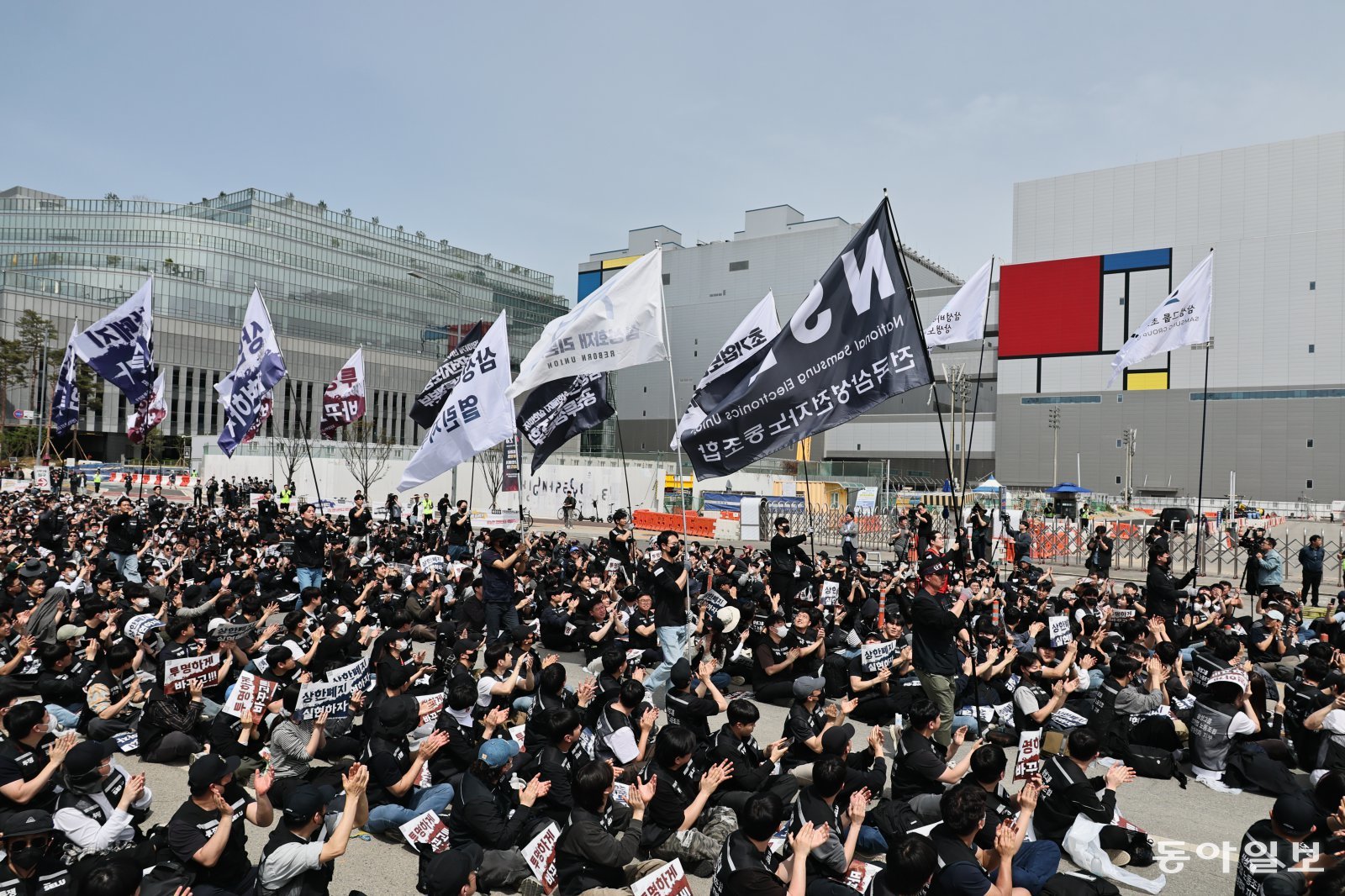지난달 23일 경기 평택시 고덕동 삼성전자 평택캠퍼스에서 열린 투쟁 결의대회 당시 삼성전자 노동조합 공동투쟁본부 조합원들이 구호를 외치고 있다. 평택=양회성 기자 yohan@donga.com