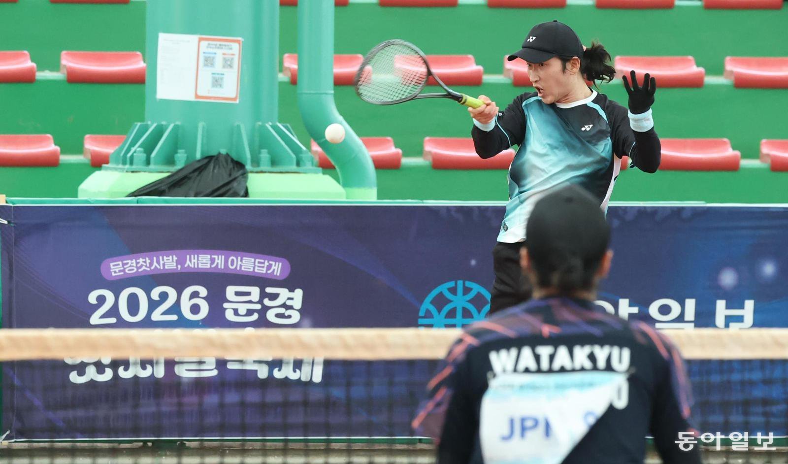 ‘문경의 꽁지머리’ 문대용(위)이 8일 열린 제104회 동아일보기 전국소프트테니스대회 일반부 남자 복식 결승전에서 샷을 하고 있다. 김기효와 조를 이룬 문경시청 문대용은 일본 실업팀 와타큐를 상대로 3-2로 앞서다가 3-4 역전패를 당했다. 문대용은 소아암 환자 가발 제작을 위한 기부를 위해 2024년 11월부터 머리를 기르고 있다. 문경=김재명 기자 base@donga.com