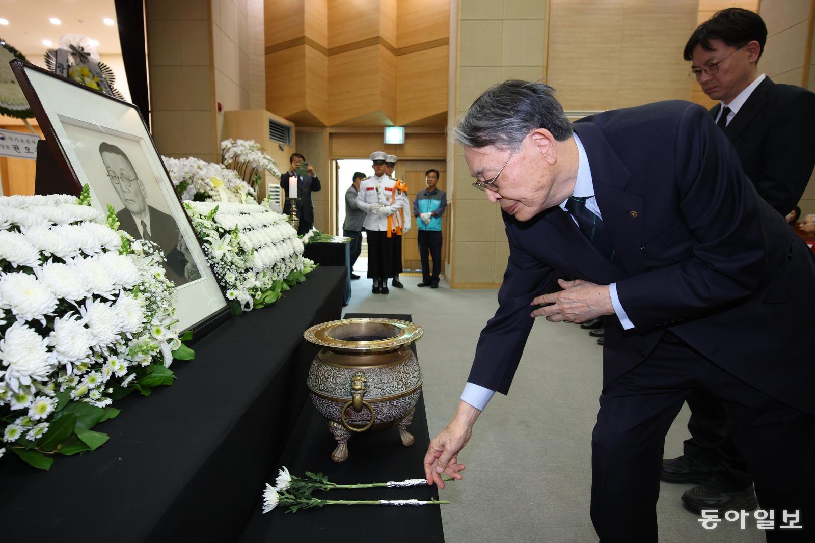 8일 고하 송진우 선생 탄생 136주년 및 서거 81주기 추모식이 열린 가운데, 선생의 장손인 송상현 서울대 명예교수가 헌화하고 있다. 송은석 기자 silverstone@donga.com