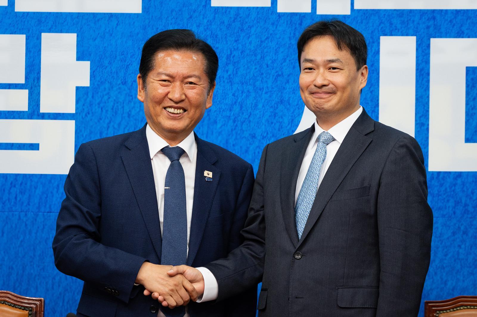 정청래 더불어민주당 대표가 8일 서울 여의도 국회에서 열린 제4차 인재영입식에서 김영빈 변호사와 기념 촬영을 하고 있다.   김영빈 변호사는 6.3 지방선거 박수현 충청남도지사 후보의 지역구인 충남 공주·부여·청양 보궐선거 공천이 유력하다. 2026.5.8/뉴스1